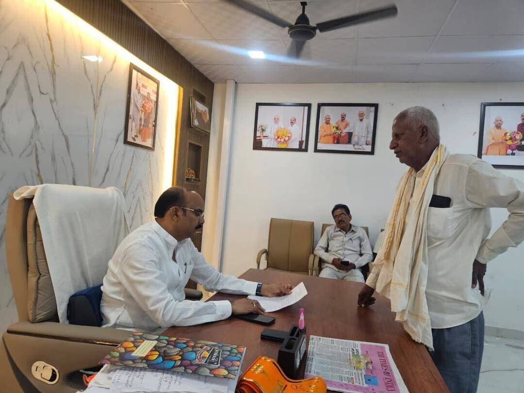 शाहजहांपुर - भाजपा सांसद अरुण सागर ने कार्यालय पर आए फरियादियों की सुनी समस्याएं, सांसद ने संबंधित अधिकारियों से फोन पर वार्ता कर समस्याओं का सामाधान कराने के दिए निर्देश।