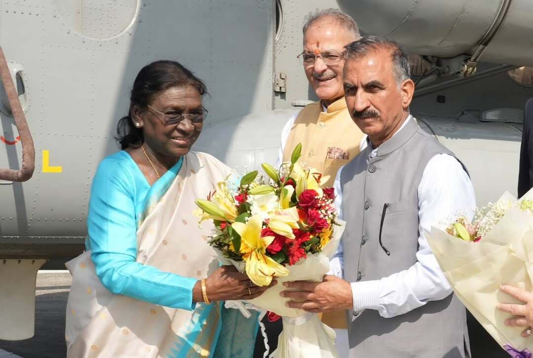 बिलासपुर पहुंचने पर माननीय राष्ट्रपति श्रीमती द्रौपदी मुर्मु एवं
केंद्रीय स्वास्थ्य एवं परिवार कल्याण मंत्री जे. पी. नड्डा का पुष्पगुच्छ भेंट कर प्रदेश मुख्यमंत्री सुखविंदर सिंह सुक्खू ने किया स्वागत
