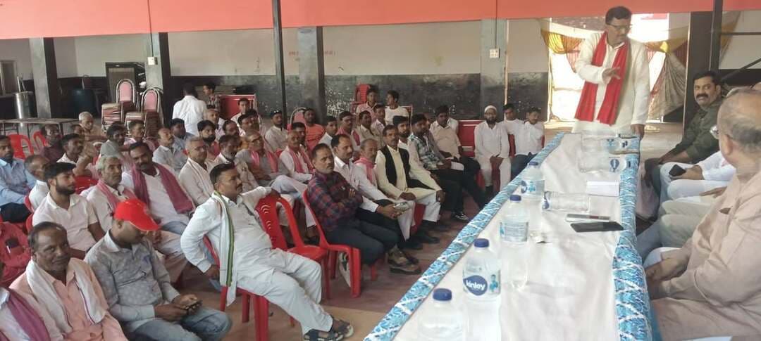 नगर के एक मैरिज लॉन में समाजवादी पार्टी के बूथ, सेक्टर व जोन अध्यक्षों की बैठक विधानसभा अध्यक्ष सुरेश पाल यादव की अध्यक्षता में हुई। मुख्य अतिथि जिला अध्यक्ष रामपाल यादव रहे। बैठक में 8 अक्टूबर को लखीमपुर के बिलोबी हॉल में प्रस्तावित धरना-प्रदर्शन को लेकर रणनीति बनाई गई।