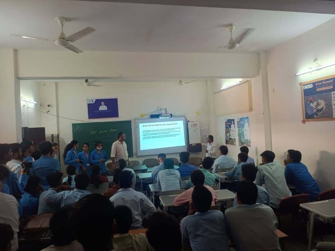 शासकीय आईटीआई विदिशा में अंगदान संकल्प अभियान आयोजित
..
सेवा संकल्प अभियान के अंतर्गत शासकीय औद्योगिक प्रशिक्षण संस्थान (आईटीआई), विदिशा में मंगलवार को "अंगदान संकल्प अभियान" का आयोजन किया गया। कार्यक्रम का उद्देश्य प्रशिक्षणार्थियों एवं स्टाफ को अंगदान के प्रति जागरूक करना तथा समाज में इस विषय पर सकारात्मक सोच का प्रसार करना था। कार्यक्रम में अटल बिहारी वाजपेयी शासकीय चिकित्सा महाविद्यालय से नोडल अधिकारी डॉ. प्रदीप बाल्मीकि एवं डॉ. अभिनीत सिंह यादव विशेष रूप से उपस्थित रहे। उन्होंने प्रशिक्षणार्थियों को अंगदान के महत्व, इसके सामाजिक एवं मानवीय पक्ष तथा अंगदान की प्रक्रिया संबंधी विस्तृत जानकारी प्रदान की। अपने उद्बोधन में विशेषज्ञों ने बताया कि अंगदान किसी व्यक्ति को नया जीवन देने का माध्यम है और इस पुनीत कार्य के माध्यम से कई जरूरतमंद लोगों की जिंदगी बचाई जा सकती है। उन्होंने उपस्थितजनों की जिज्ञासाओं का समाधान करते हुए अंगदान से जुड़े विभिन्न पहलुओं पर भी प्रकाश डाला। कार्यक्रम के दौरान संस्थान के समस्त स्टाफ एवं प्रशिक्षणार्थियों ने अंगदान के प्रति जागरूकता फैलाने तथा अंगदान हेतु संकल्प लिया। उपस्थित सभी प्रतिभागियों ने इस जनहितकारी अभियान की सराहना करते हुए इसे समाज के लिए अत्यंत महत्वपूर्ण बताया। कार्यक्रम का समापन अंगदान जागरूकता के संदेश के साथ किया गया। #vidisha