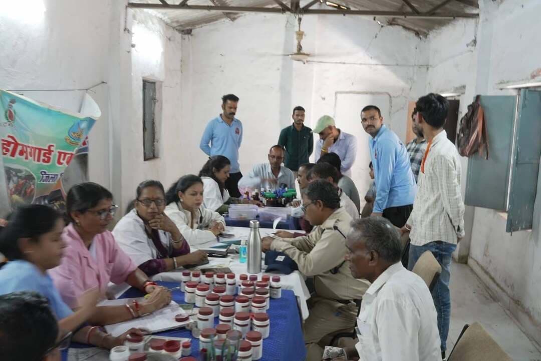 सेवा संकल्प अभियान के तहत होमगार्ड कार्यालय में आयुष विभाग का स्वास्थ्य शिविर
..
अधिकारी-कर्मचारियों एवं स्वयंसेवकों का स्वास्थ्य परीक्षण, आयुर्वेद एवं होम्योपैथी पद्धति से दिया चिकित्सकीय परामर्श
..
सेवा संकल्प अभियान के अंतर्गत आयुष विभाग द्वारा जिला होमगार्ड कार्यालय विदिशा में स्वास्थ्य शिविर आयोजित किया गया था। शिविर में होमगार्ड, एसडीईआरएफ, नागरिक सुरक्षा, आपदा मित्र एवं सिविल डिफेंस वॉलेंटियर्स सहित 100 से अधिक अधिकारी-कर्मचारियों एवं स्वयंसेवकों ने सहभागिता करते हुए स्वास्थ्य परीक्षण कराया गया है। शिविर के शुभारंभ अवसर पर आयुष विभाग के चिकित्सकों एवं सहयोगी स्टाफ का तिलक लगाकर एवं पुष्प भेंट कर आत्मीय स्वागत किया गया। इसके पश्चात चिकित्सकों द्वारा आयुर्वेद एवं होम्योपैथी पद्धति से उपस्थित अधिकारी-कर्मचारियों एवं स्वयंसेवकों का स्वास्थ्य परीक्षण किया गया। परीक्षण के दौरान स्वास्थ्य संबंधी आवश्यक परामर्श प्रदान करने के साथ ही जरूरत के अनुसार औषधियों का वितरण भी किया गया।
स्वस्थ जीवनशैली अपनाने किया प्रेरित -
आयुष विभाग के चिकित्सकों ने शिविर में स्वस्थ जीवनशैली के महत्व पर जानकारी देते हुए संतुलित एवं पौष्टिक खान-पान, नियमित योग और व्यायाम को दैनिक जीवन का हिस्सा बनाने के लिए प्रेरित किया। साथ ही Habuild लिंक के माध्यम से योग एवं व्यायाम संबंधी गतिविधियों से जुड़ने की जानकारी दी गई। चिकित्सकों ने घर में सामान्य रूप से उपलब्ध मसालों के उचित एवं स्वास्थ्यवर्धक उपयोग के बारे में भी उपयोगी जानकारी साझा की। शिविर में आयुष विभाग की ओर से डॉ. अर्चना सिंह, डॉ. जयबाबू अहिरवार, डॉ. शैली सिंघई एवं डॉ. नीलिमा सिंह सहित चिकित्सकीय एवं सहयोगी स्टाफ ने अपनी सेवाएं प्रदान कीं। चिकित्सकों ने उपस्थित प्रतिभागियों की स्वास्थ्य संबंधी समस्याओं को समझते हुए आवश्यक परामर्श दिया तथा आयुष पद्धतियों के माध्यम से स्वास्थ्य संरक्षण के उपायों की जानकारी दी।
होमगार्ड एवं एसडीईआरएफ के अधिकारी-कर्मचारियों ने लिया लाभ
स्वास्थ्य शिविर के दौरान डिस्ट्रिक्ट कमांडेंट होमगार्ड एवं एसडीईआरएफ श्री मयंक कुमार जैन, कंपनी कमांडर श्री देवी सिंह परते, प्लाटून कमांडर सुश्री रश्मि दुबे, एएसआई श्री लक्ष्मी नारायण विश्वकर्मा, आरक्षक श्री रोहित भारती, सहायक ग्रेड-3 श्री यासिर खान एवं श्री बासुदेव सहित होमगार्ड एवं एसडीईआरएफ के अधिकारी-कर्मचारी उपस्थित रहे।
शिविर में अधिकारी-कर्मचारियों एवं स्वयंसेवकों ने अपनी स्वास्थ्य संबंधी जिज्ञसाओ का समाधान प्राप्त किया है। आपदा एवं आपातकालीन परिस्थितियों में महत्वपूर्ण भूमिका निभाने वाले होमगार्ड, एसडीईआरएफ एवं नागरिक सुरक्षा से जुड़े कर्मियों के लिए आयोजित इस स्वास्थ्य शिविर के माध्यम से स्वास्थ्य परीक्षण के साथ ही नियमित स्वास्थ्य देखभाल एवं स्वस्थ जीवनशैली के प्रति जागरूक किया गया। डिस्ट्रिक्ट कमांडेंट होमगार्ड एवं एसडीईआरएफ श्री मयंक कुमार जैन ने स्वास्थ्य शिविर के सफल आयोजन के लिए आयुष विभाग के चिकित्सकों एवं सहयोगी स्टाफ के प्रति आभार व्यक्त किया है। #vidisha