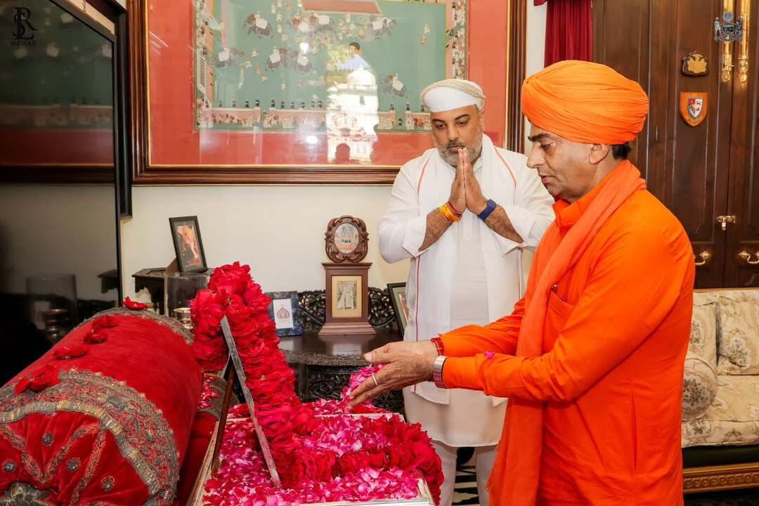 राजमाता साहिबा विजयराज कुमारी मेवाड़ को श्रद्धांजलि अर्पित करने के लिए जैसलमेर जिले के पोकरण से विधायक एवं बाड़मेर जिले की चौहटन तहसील स्थित तारातरा मठ के महंत प्रतापपुरी जी महाराज तथा कोटा के महाराव इज्यराज सिंह उदयपुर राजमहल पहुंचे।
दोनों ने श्रीजी हुजूर डॉ. लक्ष्यराज सिंह मेवाड़ से भेंट कर मेवाड़ राजपरिवार के प्रति अपनी गहरी संवेदनाएं व्यक्त कीं तथा इस दुःखद अवसर पर उन्हें सांत्वना प्रदान की।