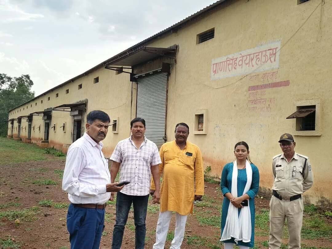 गरीबी रेखा की सूची में अपात्र नामों पर कार्रवाई, जांच में आर्थिक रूप से संपन्न परिवार चिन्हित
..
कलेक्टर श्री अंशुल गुप्ता के निर्देश पर कुरवाई अनुभाग में बीपीएल सूची का गहन परीक्षण जारी — अपात्र पाए गए नाम पृथक करने की कार्रवाई
..
कलेक्टर श्री अंशुल गुप्ता के निर्देशानुसार जिले में पात्र हितग्राहियों को शासकीय योजनाओं का वास्तविक लाभ सुनिश्चित करने तथा अपात्र व्यक्तियों को गरीबी रेखा (बीपीएल) की सूची से हटाने की कार्रवाई निरंतर की जा रही है। इसी क्रम में अनुविभागीय अधिकारी राजस्व कुरवाई श्री मोतीलाल अहिरवार द्वारा अनुभाग की बीपीएल सूची का गहन परीक्षण एवं सत्यापन कराया जा रहा है। जांच के दौरान ऐसे कई मामले सामने आए हैं, जिनमें आर्थिक रूप से संपन्न व्यक्तियों द्वारा गरीबी रेखा की सूची में नाम दर्ज कराकर शासन की विभिन्न योजनाओं का लाभ लिया जा रहा था। प्रशासन द्वारा जांच में अपात्र पाए गए हितग्राहियों के नाम बीपीएल सूची से पृथक करने की कार्रवाई प्रारंभ कर दी गई है।
जांच में ग्राम पैरोखेड़ी, तहसील कुरवाई निवासी प्राण सिंह, जो वेयरहाउस संचालक हैं, को बीपीएल सूची के लिए अपात्र पाया गया है। इसी प्रकार पृथ्वी सिंह दांगी, जो प्राथमिक शिक्षक हैं, तथा उनकी पत्नी मीना दांगी, जो आंगनवाड़ी कार्यकर्ता हैं, का नाम भी जांच में अपात्र पाया गया है। इसी क्रम में ग्राम करमेड़ी, तहसील कुरवाई निवासी जयपाल यादव, जो सिरोंज क्षेत्र के पथरिया में नवांकर स्कूल संचालित करते हैं, तथा ग्राम माला निवासी राजमल पुत्र रघुवीर भी बीपीएल सूची के लिए अपात्र पाए गए हैं। संबंधित व्यक्तियों के नाम सूची से पृथक करने की कार्रवाई की जा रही है।
अनुविभागीय अधिकारी राजस्व श्री मोतीलाल अहिरवार ने कहा कि बीपीएल सूची का उद्देश्य वास्तविक रूप से जरूरतमंद एवं पात्र परिवारों को शासन की योजनाओं का लाभ उपलब्ध कराना है। अपात्र एवं आर्थिक रूप से संपन्न व्यक्तियों द्वारा सूची में नाम दर्ज कराकर शासकीय योजनाओं का लाभ लेना पात्र हितग्राहियों के अधिकारों को प्रभावित करता है। इसलिए सूची का सत्यापन कर अपात्र नामों को हटाने की कार्रवाई की जा रही है। उन्होंने आर्थिक रूप से संपन्न ऐसे व्यक्तियों से अपील की है कि यदि उनका नाम गरीबी रेखा की सूची में दर्ज है और वे निर्धारित मापदंडों के अनुसार पात्र नहीं हैं, तो वे स्वेच्छा से अपना नाम बीपीएल सूची से पृथक कराने के लिए आवेदन करें। उन्होंने स्पष्ट किया कि जांच के दौरान अपात्र पाए जाने पर नाम बीपीएल सूची से हटाने के साथ-साथ पूर्व में लिए गए शासकीय आर्थिक लाभ की नियमानुसार वसूली की कार्रवाई भी की जा सकती है। #vidisha