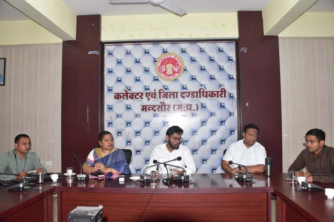 सीएम हेल्पलाइन में शिकायतों का निराकरण तेजी से किया जाए
कलेक्टर श्री दिव्यांक सिंह द्वारा समयावधि पत्रों की समीक्षा बैठक में समीक्षा
मुख्यमंत्री हेल्पलाइन में विभागों में लंबित शिकायतों के निराकरण की कार्रवाई में तेजी लाई जाए आवेदक से चर्चा करके गंभीरता के साथ वास्तविक निराकरण किया जाए उक्त निर्देश कलेक्टर श्री दिव्यांक सिंह ने मंगलवार को समयावधि पत्रों की समीक्षा बैठक में दिए बैठक में अपर कलेक्टर श्रीमती एकता जायसवाल सीईओ जिला पंचायत श्री अनुकूल जैन आदि उपस्थित थे
बैठक में कलेक्टर द्वारा निर्देशित किया गया कि जनसुनवाई में प्राप्त आवेदन के निराकरण में भी देरी नहीं करें विभिन्न विभागों द्वारा कर वसूली की समीक्षा में कलेक्टर ने कार्य में तेजी लाने के निर्देश दिए खाद्य पदार्थों में मिलावट के विरुद्ध संचालित अभियान की भी समीक्षा की आगामी मुख्यमंत्री जन विश्वास अभियान शिविर मैं ग्रामीण क्षेत्रों में सघनता से भ्रमण करके ग्रामीण जनों की समस्याओं के निराकरण के निर्देश कलेक्टर ने दिए।
#मंदसौर
#Mandsaur