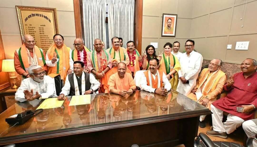 भाजपा से राज्य सभा के प्रत्याशी उच्च न्यायालय के वरिष्ठ अधिवक्ता, पूर्व अध्यक्ष हाईकोर्ट, श्री राधाकांत ओझा जी ने नामांकन किया। उत्तर प्रदेश के माननीय मुख्यमंत्री योगी आदित्यनाथ जी ,उपमुख्यमंत्री श्री केशव प्रसाद मौर्य ,उप मुख्यमंत्री श्री बृजेश पाठक जी भारतीय जनता पार्टी के प्रदेश अध्यक्ष व केंद्रीय राज्य मंत्री श्री पंकज चौधरी जी वह अन्य वरिष्ठ पार्टी के नेता मंत्री गण की मौजूद रहे।