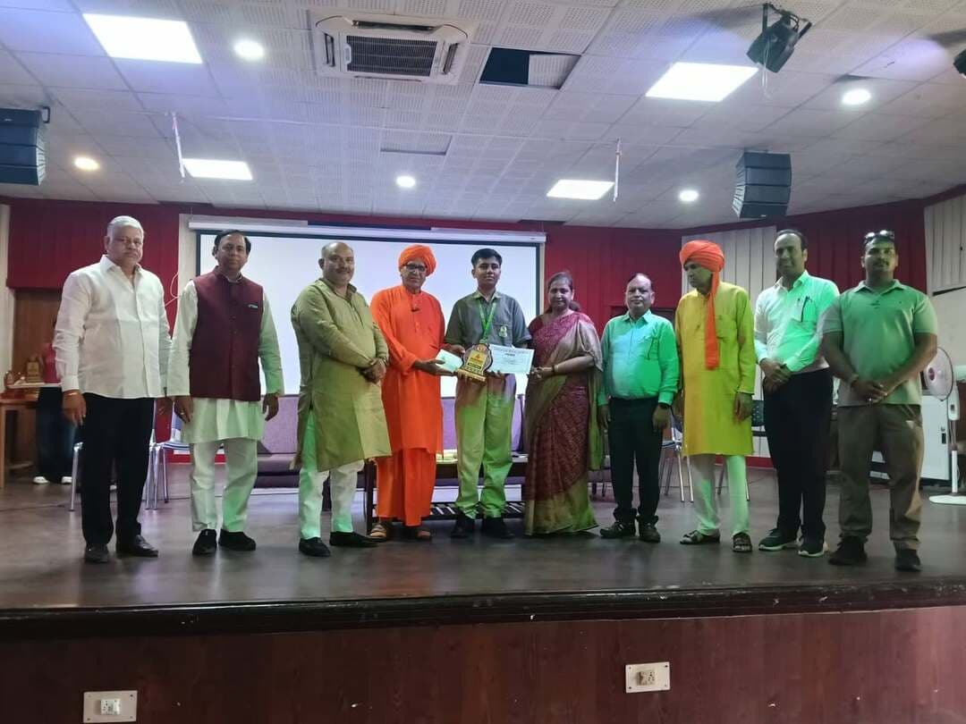 महाराजा अग्रसेन जयंती पर चित्रकला प्रतियोगिता में विद्यार्थियों ने दिखाई प्रतिभा
सिर्फ पुस्तको नहीं, रचनात्मक गतिविधियों द्वारा भी महापुरूषों के विचारों को आत्मसात करना जरूरी: स्वामी आर्यवेश
भिवानी, 10 अक्टूबर। बच्चों को केवल पुस्तकों के माध्यम से महापुरुषों के जीवन से परिचित करवाना पर्याप्त नहीं है, बल्कि रचनात्मक गतिविधियों के माध्यम से उनके विचारों को समझने और आत्मसात करने का अवसर भी देना चाहिए। ये उद्गार आज सार्वदेशिक आर्य प्रतिनिधि सभा के अध्यक्ष स्वामी आर्यवेश महाराज ने अग्रवाल वैश्य समाज द्वारा महाराजा अग्रसेन जयंती के उपलक्ष्य में आदर्श महिला महाविद्यालय में आयोजित चित्रकलां प्रतियोगिता के पुरस्कार वितरण समारोह को बतौर मुख्यातिथि संबोधित करते हुए कहे। उन्होंने कहा कि चित्रकला प्रतियोगिता इसी दिशा में एक सार्थक प्रयास है, जिसके लिए अग्रवाल वैश्य समाज प्रशंसा का पात्र है। उन्होंने कहा कि महाराजा अग्रसेन केवल अग्रवाल समाज के आदर्श पुरुष ही नहीं, बल्कि संपूर्ण समाज के लिए सेवा, समानता, सहयोग और परोपकार की प्रेरणा हैं। उनका ‘एक ईंट-एक रुपया’ का सिद्धांत सामाजिक सहभागिता और सामूहिक विकास का अनूठा उदाहरण है। स्वामी जी ने कहा कि आज के बच्चों को अपनी संस्कृति और महान व्यक्तित्वों के विचारों से जोड़ना समय की आवश्यकता है। उन्होंने कहा कि क्षत्रिय वर्ण में जन्म लेकर जिस प्रकार उन्होंने स्वयं को वैश्य वर्ण में धारण कर सम्पूर्ण समाज को समाजवाद की अवधारणा से विश्व को अवगत करवाया और मानवजाति का उद्धार किया। उन्होंने कहा कि वर्तमान दौर में सबसे बड़ी जरूरत महापुरुषों को केवल याद करना नहीं, बल्कि उनके विचारों को अपने जीवन में आत्मसात करने की है, ताकि उनके संदेश और उनकी शिक्षाएं आयोजनों तक सीमित न रहें, बल्कि हमारे व्यवहार, सोच और कार्यशैली का हिस्सा बनें।
अग्रवाल वैश्य समाज के प्रदेश अध्यक्ष अशोक बुवानीवाला ने कहा कि चित्रकला केवल रंगों और रेखाओं का संयोजन नहीं, बल्कि मन में बसे विचारों और भावनाओं को अभिव्यक्त करने की सशक्त विधा है। उन्होंने सभी प्रतिभागियों की सराहना करते हुए कहा कि प्रतियोगिता में भाग लेना ही अपने आप में उपलब्धि है और विद्यार्थियों को इसी प्रकार अपनी प्रतिभा को निरंतर निखारते रहना चाहिए। कहा कि महाराजा अग्रसेन के जीवन एवं उनके सिद्धांतों को चित्रों के माध्यम से प्रस्तुत कर विद्यार्थियों ने अपनी कल्पनाशीलता के साथ-साथ सामाजिक मूल्यों के प्रति अपनी समझ भी प्रदर्शित की है।
प्राईवेट स्कूल वेलफेयर के अध्यक्ष रामअवतार शर्मा ने कहा कि चित्रकला जैसी रचनात्मक प्रतियोगिताओं के माध्यम से विद्यार्थियों को अपनी प्रतिभा दिखाने के साथ-साथ महाराजा अग्रसेन के जीवन मूल्यों को समझने का अवसर मिलता है। उन्होंने कहा कि प्रतियोगिता में विद्यार्थियों की भागीदारी और उत्साह यह दर्शाता है कि युवा पीढ़ी अपनी संस्कृति और सामाजिक विरासत से जुड़ने के लिए तत्पर है। उन्होंने कहा कि ‘एक ईंट-एक रुपया’ का सिद्धांत आज भी समाज में सहयोग और सामूहिक विकास की भावना को मजबूत करने की प्रेरणा देता है।
इस अवसर पर अग्रवाल वैश्य समाज के साहित्य एवं सांस्कृतिक प्रकोष्ठ के महासचिव प्रो. विपिन गुप्ता, आदर्श महिला महाविद्यालय की प्राचार्या डाॅ. अलका मित्तल, बाबू लाल आर्य, समाज के विधानसभा अध्यक्ष सतीश वैद, महासचिव आशीष मित्तल, कोषाध्यक्ष अखिल मित्तल, उमेश बंसल, दीपक तौला सहित अनेक गणमान्य व्यक्ति उपस्थित रहे।
बाॅक्सः-1
15 स्कूलों से 110 बच्चों ने लिया प्रतियोगिता में हिस्सा
प्रतियोगिता के दौरान 15 स्कूलों के 110 बच्चों ने प्रतियोगिता में हिस्सा लिया और अपने रंगों और कल्पनाशीलता के माध्यम से महाराजा अग्रसेन के व्यक्तित्व, उनके सामाजिक चिंतन, समानता की भावना, परस्पर सहयोग तथा समाज सेवा के संदेश को चित्रों में उकेरा। बच्चों द्वारा तैयार की गई कलाकृतियों में उनकी रचनात्मक सोच और विषय की समझ स्पष्ट रूप से दिखाई दी। विद्यार्थियों ने पूरे उत्साह और एकाग्रता के साथ निर्धारित समय में अपनी कलाकृतियां तैयार कीं।
बाॅक्सः-2
ये रहा परिणाम
प्रतियोगिता में विद्यार्थियों को दो विषयों में से किसी एक विषय पर चित्र बनाने का अवसर दिया गया था। निर्णायक मंडल ने विषय की समझ, रचनात्मकता, प्रस्तुतीकरण, रंग संयोजन और कलात्मक अभिव्यक्ति के आधार पर प्रतिभागियों की कलाकृतियों का मूल्यांकन करते हुए टीआईटी सी.सै. स्कूल की छात्रा रितिका ने प्रथम स्थान, लिटिल हार्ट इंटरनेशनल स्कूल के छात्र यश को द्वितीय एवं वैश्य माॅडल सी.सै. स्कूल के छात्र जयंत शर्मा को तृतीय स्थान के लिए विजेता चुना गया। विजेताओं को मोमंटो के साथ क्रमशः प्रथम पुरस्कार 2100 रुपये, द्वितीय पुरस्कार 1100 रुपये तथा तृतीय पुरस्कार 500 रुपये प्रदान किया गया। इसके साथ ही प्रतियोगिता में भाग लेने वाले सभी विद्यार्थियों को प्रमाण-पत्र देकर प्रोत्साहित किया गया।