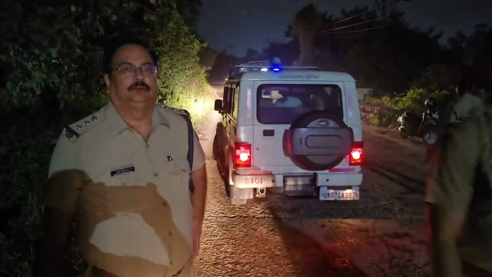 BIG BREAKING:: हरिद्वार में दिल्ली के नामी बदमाश का एनकाउंटर, पुलिस की जवाबी फायरिंग में पैर में लगी गोली - Bahadrabad News
=================
_*पूरी ख़बर पढ़ने के लिए नीचे दी गई ब्लू लाइन पर क्लिक करें।*_
👇👇 *(वीडियो देखें)*
https://bahadrabadnews.com/big-breaking-delhis-famous-criminal-encountered-in-haridwar-shot-in-the-leg-in-police-retaliatory-firing/
*"बहादराबाद न्यूज़/ की खबरे व्हाट्सएप पर पाने के 👇लिए ग्रुप से जुड़े.. क्लिक करे!*
https://chat.whatsapp.com/JRJhdKtAfvYEyJxTAHmU0W
=================
_*News by -SHAJAD ALI*_