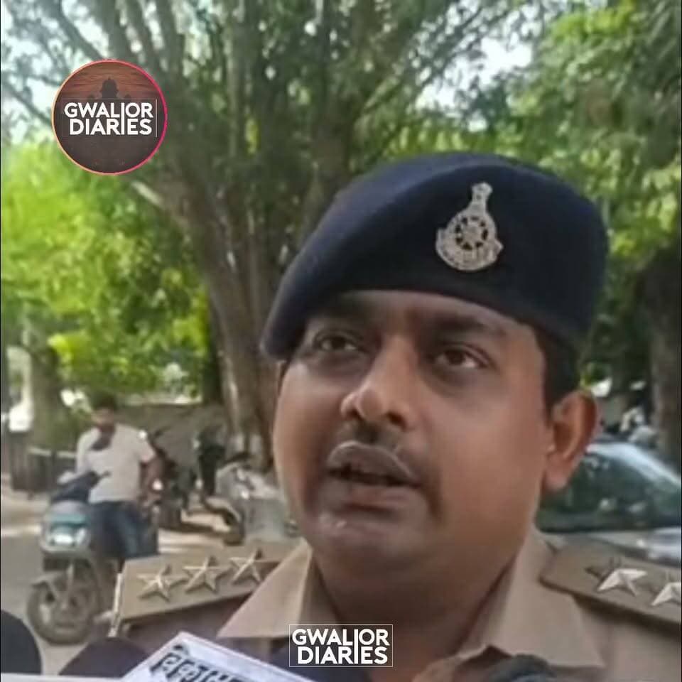 नौकरी का झांसा देकर महिला को ऑफिस बुलाया, दुष्कर्म और धमकी का आरोप; आरोपी पर FIR...
ग्वालियर के इंदरगंज थाना क्षेत्र में नौकरी की तलाश कर रही 25 वर्षीय महिला ने एक युवक पर नौकरी दिलाने के बहाने दुष्कर्म करने का आरोप लगाया है। महिला के मुताबिक, होटल में मुलाकात के दौरान आरोपी ने खुद को तुषार अग्रवाल बताया और संजय कॉम्प्लेक्स स्थित ऑफिस में 8 से 10 हजार रुपए मासिक वेतन वाली नौकरी दिलाने की बात कही। आरोप है कि 30 सितंबर को एडवांस राशि और काम समझाने के बहाने बुलाकर वह उसे ऊपरी मंजिल के कमरे में ले गया, जहां दरवाजा बंद कर जबरन दुष्कर्म किया और विरोध करने पर जान से मारने की धमकी दी। महिला का यह भी आरोप है कि आरोपी ने उसके साथ जातिसूचक गालियां दीं। बाद में महिला को पता चला कि आरोपी ने अपनी पहचान गलत बताई थी और उसका असली नाम अरुण रावत है। शिकायत के आधार पर पुलिस ने दुष्कर्म, धमकी और एससी-एसटी एक्ट की धाराओं में मामला दर्ज कर आरोपी की तलाश शुरू कर दी है।