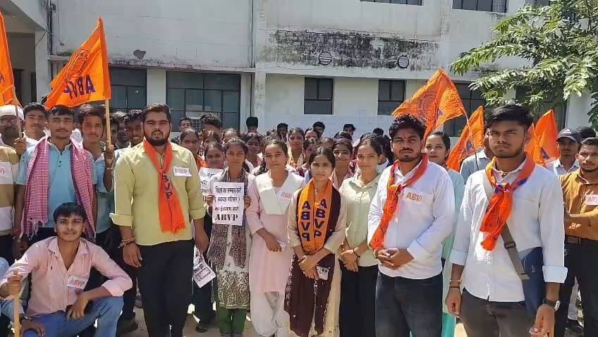 🚨 छात्र-छात्राओं की सुरक्षा को लेकर एबीवीपी का प्रदर्शन 🚨
📍 बिधूना
अखिल भारतीय विद्यार्थी परिषद (एबीवीपी) बिधूना नगर इकाई ने राजकीय आईटीआई कॉलेज, बिधूना के सामने नगर पंचायत द्वारा डाले जा रहे कूड़े-कचरे और कॉलेज मार्ग पर शराब सेवन व अन्य गतिविधियों से उत्पन्न हो रही समस्याओं को लेकर उपजिलाधिकारी बिधूना को ज्ञापन सौंपा।
ज्ञापन में परिषद ने कहा कि इन परिस्थितियों के कारण छात्र-छात्राओं को आने-जाने में परेशानी का सामना करना पड़ रहा है तथा उनकी सुरक्षा और शैक्षणिक वातावरण पर भी प्रतिकूल प्रभाव पड़ रहा है।
एबीवीपी ने प्रशासन से तत्काल प्रभावी कार्रवाई करते हुए कॉलेज परिसर और मार्ग को सुरक्षित एवं स्वच्छ बनाने की मांग की, ताकि विद्यार्थियों को बेहतर शैक्षणिक माहौल मिल सके।
📢 क्या कॉलेजों के आसपास ऐसे मामलों पर सख्त कार्रवाई होनी चाहिए? अपनी राय कमेंट में बताएं।
#दिबियापुर_द_लीजेंड #बिधूना #ABVP #ITICollege #AuraiyaUpdates #जानकारी_भरोसे_की