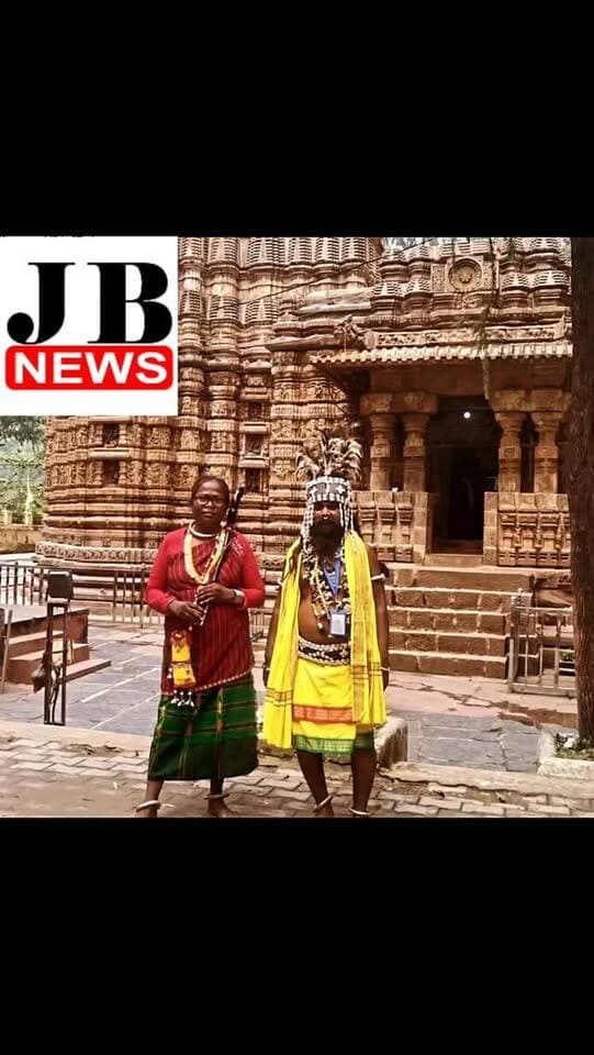 सभी को सेवा जोहार
खजुराहो भोरमदेव मंदिर अलगी ही एक कहानी है प्राकृतिक के गोद मे बसा कलाकृती दशाता है
कवर्धा जिला के भोरमदेव मंदिर इस मंदिर का नाम गोंड राजाओं के कुलदेवता 'भोरमदेव' के नाम पर पड़ा है, जो कि भगवान शिव का ही एक रूप माने जाते हैं। स्थानीय मान्यताओं के अनुसार, गोंड आदिवासियों की अगाध आस्था के कारण इस मंदिर को यह नाम मिला। इतिहास के पन्नों को पलटें तो यह मंदिर 11वीं शताब्दी (सन 1089) का है। इसे फणि नागवंश के राजा रामचंद्र देव ने बनवाया था। चारों ओर मैकल पर्वत श्रृंखलाओं से घिरे इस मंदिर की दीवारों पर खजुराहो जैसी अद्भुत शिल्पकला उकेरी गई है, इसीलिए इसे 'छत्तीसगढ़ का खजुराहो' भी कहा जाता है।
कालांतर मे कुछ मूर्तिया हटाकर गणेश जी की मूर्तिया लगा दी गई है
ये सातवी से दसवी सदी तक का प्रणाम मिलता है
इस पे सभी अधिकार जताने की कोशिश कर रहे है वहा पुजारी तक ब्राह्मण बैठा के रख दिया है
आदिवासीयो के भावना हो को आहात पहचाने वाली कृतघट रहे है
जमी
