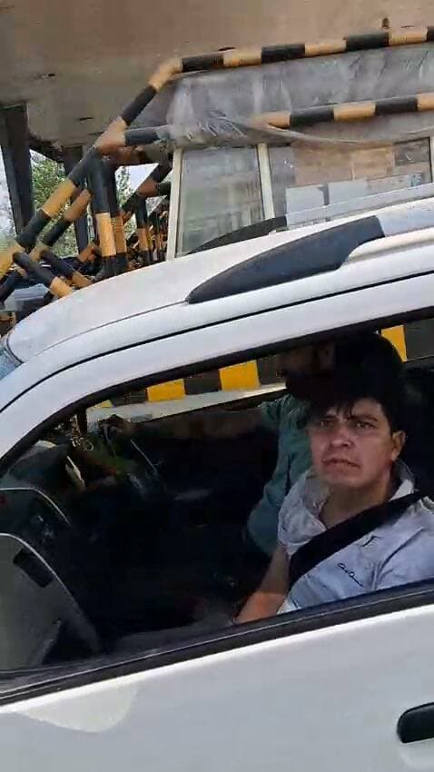 *हरिद्वार ब्रेकिंग*
हरिद्वार के बहादराबाद टोल प्लाजा पर दिल्ली से आए युवकों पर बदतमीजी करने के आरोप, मौके का वीडियो सोशल मीडिया पर वायरल।
बताया जा रहा है कि युवकों के रवैये से परेशान जागरूक लड़कियों ने घटना का वीडियो बनाकर सोशल मीडिया पर वायरल कर दिया।
वीडियो सामने आने के बाद पुलिस को सूचना दी गई, जिसके बाद शांतरशाह चौकी पुलिस ने तत्काल कार्रवाई शुरू की।
पुलिस ने गाड़ी को रोककर उसमें सवार युवकों को हिरासत में लिया और पूछताछ के लिए चौकी ले गई।
पुलिस ने संबंधित वाहन को सीज कर दिया है, मामले में आगे की कार्रवाई की जा रही है।