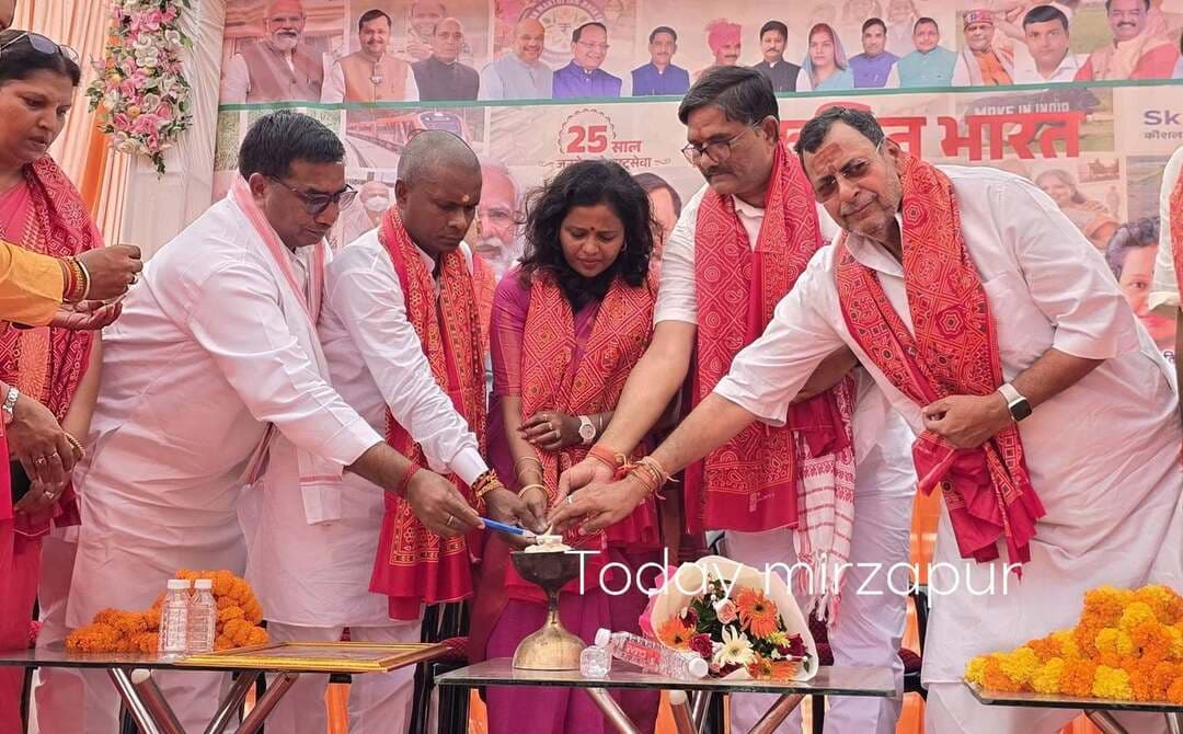 प्रधानमंत्री मोदी के जन्मदिवस पर ‘विकसित भारत संकल्प सभा’ का आयोजन
मिर्जापुर। प्रधानमंत्री नरेंद्र मोदी के जन्मदिवस के उपलक्ष्य में चल रहे ‘सेवा संकल्प अभियान’ के अंतर्गत आज विधानसभा क्षेत्र के सिटी क्लब में ‘विकसित भारत संकल्प सभा’ का आयोजन किया गया।
कार्यक्रम में मुख्य अतिथि भाजपा प्रदेश मंत्री आकांक्षा सोनकर एवं जिला प्रभारी भानू प्रसाद सिंह के साथ नगर विधायक रत्नाकर मिश्रा, मड़िहान विधायक रमा शंकर पटेल तथा मझवां विधायक सुचिस्मिता मौर्या शामिल हुए। इस दौरान प्रधानमंत्री नरेंद्र मोदी के कार्यक्रम का सजीव प्रसारण देखा गया और उनके संबोधन को सुना गया।
इस अवसर पर जिलाध्यक्ष लाल बहादुर सरोज, पार्टी पदाधिकारी, कार्यकर्ता एवं क्षेत्रवासी मौजूद रहे।
#PMModi #NarendraModi #SevaSankalpAbhiyan #ViksitBharat #ViksitBharatSankalpSabha #BJP #Mirzapur #मिर्जापुर #TodayMirzapur