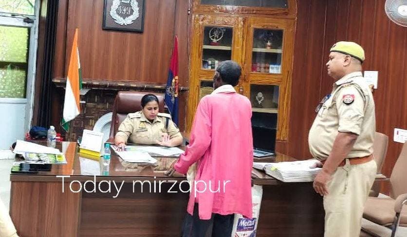 जनता दर्शन में SP मिर्जापुर ने सुनीं फरियादें, समयबद्ध निस्तारण के दिए निर्देश
मिर्जापुर। पुलिस अधीक्षक मिर्जापुर अपर्णा रजत कौशिक द्वारा पुलिस कार्यालय में आयोजित जनता दर्शन के दौरान आमजन की शिकायतों एवं समस्याओं को सुना गया। उन्होंने संबंधित अधिकारियों को शिकायतों के समयबद्ध एवं गुणवत्तापूर्ण निस्तारण के लिए आवश्यक आदेश एवं निर्देश दिए।
#SP_Mirzapur #अपर्णा_रजत_कौशिक #जनता_दर्शन #जन_सुनवाई #Mirzapur #UPPolice #TodayMirzapur