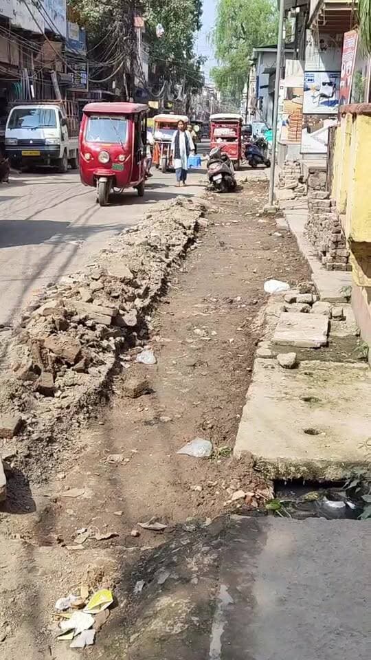 मिर्जापुर नगर पालिका में बिना खोले ही शुरू हो गया वास लीगंज स्वामी दयानन्द मार्ग की पटरी का कार्य,,,,,