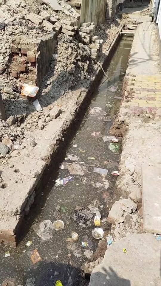 मिर्जापुर नगर पालिका क्षेत्र के रमई पट्टी रोड़ पर खोदकर छोड़ दिया गया नाली राहगीरो व मोहल्ले के लोग है जबरजस्त परेशान,,