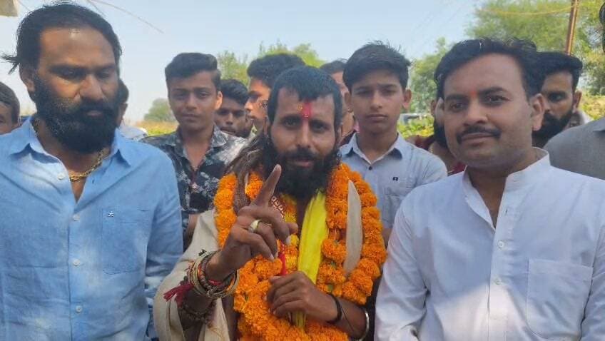 *17 राज्यों में 12 ज्योतिर्लिंग, 4 धाम, 21 शक्तिपीठ की साइकिल यात्रा कर लौटे शिव भक्त शिवा ओझा, आरोन में भव्य स्वागत*
आरोन। तहसील के रिजोदा गांव के रहने वाले बजरंग दल खंड अध्यक्ष शिवा ओझा ने 6 महीने में साइकिल से 17 राज्यों में 12 ज्योतिर्लिंग, 4 धाम और 21 शक्तिपीठ की कठिन यात्रा पूरी कर लौटने पर नगर में जोरदार स्वागत किया गया।
शिवा ओझा ने बताया कि यात्रा के दौरान कई दिन भूखा रहना पड़ा, साइकिल खराब हुई, कई रातें पेड़ के नीचे गुजारनी पड़ी, लेकिन महाकाल और माता बिजासन के आशीर्वाद से संकल्प पूरा हुआ। यात्रा का उद्देश्य विश्व कल्याण और सनातन आस्था को मजबूत करना था।
आरोन पहुंचने पर सनकादिक आश्रम से स्वागत शुरू हुआ, मुख्य बाजार में ढोल-नगाड़े, डीजे और फूल मालाओं से भव्य स्वागत किया गया। शिवा ओझा आरोन तहसील में इस तरह की यात्रा करने वाले एकमात्र युवक हैं।
इस दौरान हरनारायण ओझा, जनपद उपाध्यक्ष शैलेंद्र यादव, रामलला यादव, पप्पू यादव, सुनील शर्मा, सोनू लोधा, शक्ति शर्मा सहित रिजोदा मित्र मंडल और बड़ी संख्या में ग्रामीण मौजूद रहे।
*गुना दैनिक साधना न्यूज़ ब्यूरो चीफ किशन कश्यप 9098718522*
#Shiva0jha #CycleYatra #12Jyotirling #4D