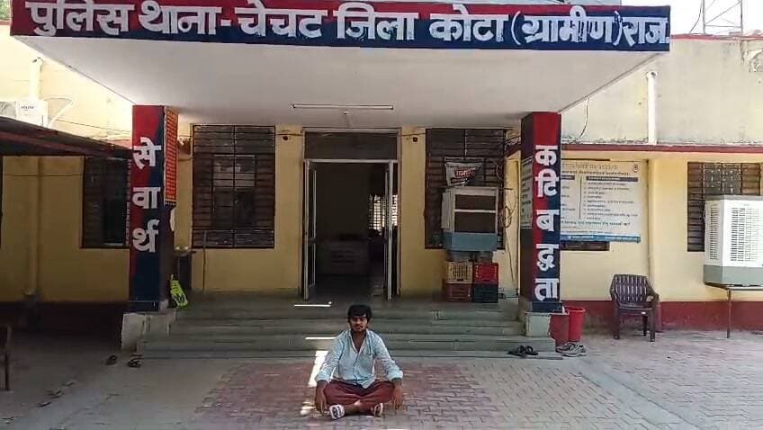 🚨 ब्रेकिंग | कोटा ग्रामीण पुलिस की बड़ी कार्रवाई
7 महीने से फरार NDPS का वांछित आरोपी हरियाणा से गिरफ्तार
👉 चेचट पुलिस ने ननीत फोगाट को हरियाणा के चरखी दादरी से दबोचा।
👉 आरोपी 90 किलो डोडा चूरा बरामदगी के मामले में लंबे समय से फरार चल रहा था।
👉 12 मार्च को 8-लेन टोल नाकाबंदी के दौरान कार छोड़कर जंगल में भाग गया था आरोपी।
👉 प्रकरण संख्या 39/2026 में वांछित आरोपी की तलाश में एसपी सुजीत शंकर के निर्देश पर विशेष टीम गठित की गई थी।
👉 थाना चेचट के उत्तम सिंह और टीम ने तकनीकी सहायता से आरोपी को हरियाणा से गिरफ्तार किया।
👉 मामला दिगोद थाने में NDPS एक्ट की धारा 8/15 और 8/25 के तहत दर्ज है।
7 महीने बाद पुलिस के हत्थे चढ़ा आरोपी, अब होगी पूछताछ।
#Kota #KotaPolice #KotaRuralPolice #NDPS #CrimeNews #RajasthanPolice #BreakingNews
