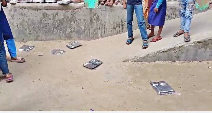 बेतिया में MDM में चूहा मिलने का आरोप, बच्चों ने फेंकी थालियां; शिक्षक हिरासत में, 11 शिक्षकों पर कार्रवाई की तैयारी....see more