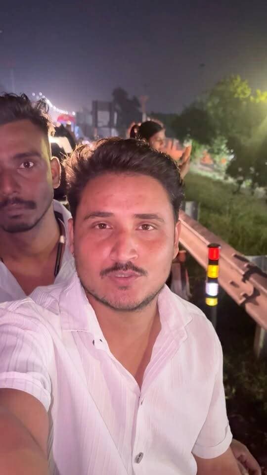दोस्तों अभी हम लखनऊ के खाटूश्याम मंदिर पर हैं, यहां हल्का-फुल्का पानी भरा है, आप लोग 2-3 दिन थोड़ा इग्नोर करें, स्थिति सामान्य होते ही दर्शन के लिए आएं, जय श्री श्याम।
#Lucknow #KhatuShyamMandir #Barish #jaishrishyam #viralpost