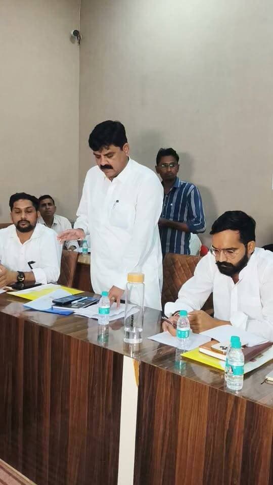 नगरपालिका की पहली बोर्ड बैठक में पार्षद राजू चलाना ने कहा- पिछले बोर्ड में डस्टबिन का बजट उठा मगर नही है डस्टबिन