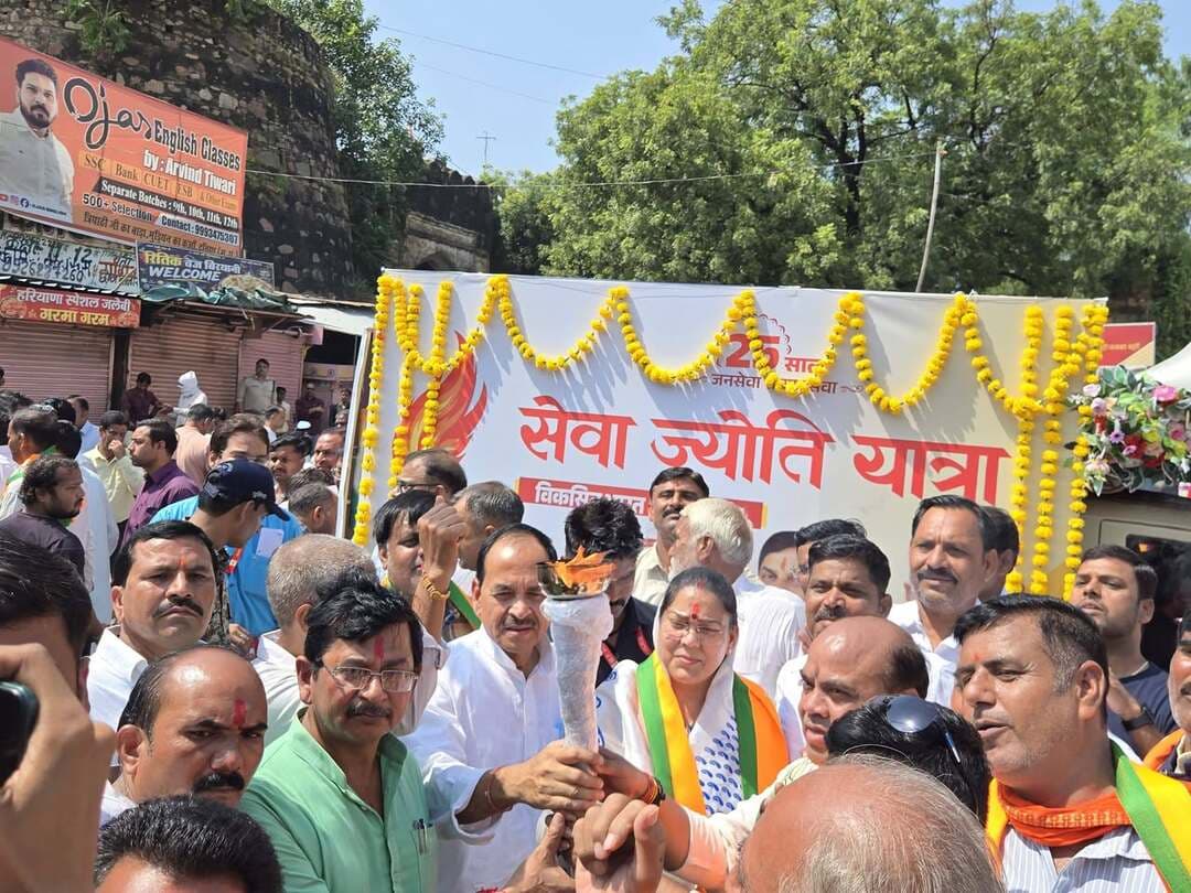 सेवा संकल्प अभियान-2026
किला चौक, #दतिया में आयोजित जिला स्तरीय ‘विकसित भारत संकल्प सभा’ कार्यक्रम में सांसद श्रीमती Sandhya Ray संध्या राय एवं सेवढ़ा विधायक श्री प्रदीप अग्रवाल सहित जनप्रतिनिधियों द्वारा सेवा ज्योति प्रज्वलित कर सेवा ज्योति मशाल के साथ रथ को दतिया, सेवढ़ा एवं भाण्डेर विधानसभा क्षेत्रों के लिए रवाना किया गया।
सेवा ज्योति रथ तीनों विधानसभा क्षेत्रों में जनसेवा, सहभागिता और विकसित भारत के संकल्प का संदेश पहुंचाएगा।
Narendra Modi
Dr Mohan Yadav
CM Madhya Pradesh
Jansampark Madhya Pradesh
#CMMadhyaPradesh #JansamparkMP #datia #MadhyaPradesh #सेवासंकल्पअभियान