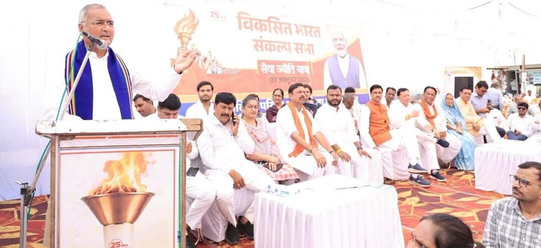 कर्म ही मेरा धर्म, स्वयं से व्यम् तक मेरे जीवन का कण-कण, हर क्षण भारत भूमि को विकसित राष्ट्र बनाने के लिये समर्पित है - प्रधानमंत्री श्री मोदी
विकसित भारत सेवा संकल्प सभा को प्रधानमंत्री श्री मोदी ने किया वर्चुअली सम्बोधित
आगर में सेवा ज्योति यात्रा का हुआ भव्य जिला स्तरीय शुभारंभ
सांसद श्री नागर ने जनसमुदाय को @2047 तक विकसित भारत निर्माण में योगदान की शपथ दिलाई
अतिथियों, जनप्रतिनिधियों और उपस्थित जनसमुदाय को आगर-मालवा जिले की विकास पुस्तिका वितरित
प्रधानमंत्री श्री नरेन्द्र मोदी ने कहा है कि कर्म ही मेरा धर्म है, स्वयं से व्यम् तक मेरे जीवन कण-कण, हर क्षण भारत भूमि को विकसित राष्ट्र बनाने के लिये समर्पित है। जब तक भारत विकसित नहीं हो जाता मैं रूकूंगा नहीं, थकूंगा नहीं और इस संकल्प को पूरा करने के लिये अडिग रहूंगा। यह बातप्रधानमंत्री श्री नरेन्द्र मोदी जी ने बुधवार को आगर के झण्डा चौक पर आयोजित विकसित भारत संकल्प सभा एवं सेवा ज्योति यात्रा के जिला स्तरीय भव्य शुभारंभ समारोह को वर्चुअली सम्बोधित करते हुए कही। इस मौके पर मुख्य अतिथि राजगढ़ के सांसद श्री रोड़मल नागर, विधायक आगर श्री माधव सिंह मधु गेहलोत, जिला पंचायत अध्यक्ष श्रीमती मुन्नाबाई भेरूसिंह चौहान, सुसनेर के पूर्व विधायक श्री राणा विक्रम सिंह, कलेक्टर डॉ.शेर सिंह मीना, एसपी श्री दिलीप सोनी सहित जनप्रतिनिधि भी मंचासीन थे।
प्रधानमंत्री श्री मोदी ने उपस्थित जनसमुदाय को वर्चुअली सम्बोधित करते हुए कहा कि सबका साथ, सबका विकास ही मेरे लिये सुशासन का आधार रहा है। हमने देश में सुशासन को सैचुरेशन से जोड़ा है। उन्होंने कहा कि आज दुनियां देश के पायलेट की चर्चा कर रही है, एक दिन दुनियां ''मेक इन इंडिया'' के प्लेन की भी चर्चा करेगी। वह दिन जल्दी आएगा। प्रधानमंत्री ने कहा कि हम सेवक है, सेवा करना काम हमारा, सेवा ही धर्म हमारा, दीन-दुखियों की सेवा करना, निश्चित कर्म है हमारा, हम करके रहेंगे। उन्होंने नारा दिया कि विकसित भारत हम करके रहेंगे। We Will Do it. देश को दुनियां की टॉप अर्थव्यवस्था, आत्मनिर्भर भारत, ग्लोबल मैन्यूफेक्चरिंग हब, ओलंपिक का आयोजन, हम करके रहेंगे। We Will Do It. ।
इस अवसर पर मुख्य अतिथि राजगढ़ के सांसद श्री रोड़मल नागर ने कहा कि प्रधानमंत्री श्री नरेन्द्र मोदी जी की प्रेरणा से हम सब एक ही भाव, एक ही दिशा, मैं हम निरंतर विकसित भारत के लिये आगे बढ़ते रहेंगे। विकसित भारत संकल्प सभा में यह संकल्प ले रहें है कि @2047 में हमारा देश दुनियां की अग्रिम पंक्ति में खड़ा रहेगा, यही हम सबका संकल्प है। सांसद ने उपस्थित जनसमुदाय को विकसित भारत निर्माण में योगदान के लिये संकल्प भी दिलाया। उन्होंने मंचासीन अतिथियों के साथ सेवा ज्योति मशाल प्रज्ज्वलित कर आगर, सुसनेर एवं बड़ौद के जनपद अध्यक्षों, जनपद सीईओ, सीएमओ एवं मंडल अध्यक्षों को सौंपी।
सांसद श्री नागर, विधायक श्री मधु गेहलोत एवं जिलाध्यक्ष श्री ओम मालवीय, जिला पंचायत अध्यक्ष श्रीमती मुन्नाबाई-भेरूसिंह चौहान, कलेक्टर डॉ. मीना, एसपी श्री सोनी ने हरी झंडी दिखाकर सेवा ज्योति यात्रा की मशाल एवं सेवा ज्योति रथ को नगर आगर, बड़ौद एवं सुसनेर क्षैत्र में भ्रमण के लिये रवाना किया।
सेवा और समर्पण के 25 वर्ष आगर-मालवा जिले की विकास पुस्तिका वितरित
जिला मुख्यालय आगर में बुधवार को झंडा चौक पर आयोजित सेवा संकल्प अभियान के तहत् विकसित भारत संकल्प सभा एवं जिला स्तरीय सेवा ज्योति यात्रा के भव्य शुभारंभ समारोह में मध्यप्रदेश जनसम्पर्क संचालनालय की ओर से तैयार की गई जिले की विकास पुस्तिका 'बदलते दौर का मध्यप्रदेश' 'आगर-मालवा जिले की विकास गाथा' पुस्तिका का वितरण सभी मंचासीन अतिथियों, अधिकारियों, जनप्रतिनिधियों एवं बड़ी संख्या में उपस्थित जनसमुदाय को किया गया। इस विकास पुस्तिका में प्रदेश के मुख्यमंत्री डॉ. मोहन यादव का संदेश, जिला एक नजर में, भौगोलिक स्थिति, प्रमुख पर्यटन स्थल, धार्मिक स्थल, जिले का इतिहास, कला, संस्कृति एवं लोक जीवन, सरकार की फ्लैगशिप योजनाएं, प्रगति एवं उपलब्धियां, बड़ी एवं महत्वपूर्ण परियोजनाएं, अधोसंरचना एवं कनेक्टिविटी, उद्योग एवं निवेश, युवा कल्याण, कृषि, पशुपालन, उद्यानिकी एवं मुख्यमंत्री डॉ. मोहन यादव के जिले में भ्रमण कार्यक्रमों पर आधारित जानकारी को सचित्र समाहित किया गया है।
कार्यक्रम का संचालन जिला प्रभारी श्री मयंक राजपूत ने किया। इस अवसर पर श्री चिंतामण राठौर, श्री दिलीप सकलेचा, श्री रामेश्वर तेजरा, श्री कैलाश कुम्भकार, श्री सूरजसिंह परिहार, श्री करण सिंह यादव, श्री हरिनारायण यादव, श्री प्रेम यादव, सुश्री आभा चोपड़ा, सुश्री साक्षी सकलेचा, सुश्री कविता शर्मा, श्री अजय जैन, डॉ; मोहन मकवाना, सुश्री रेखा यादव, श्री महेश शर्मा, श्री सौरभ जैन, श्री भंवरसिंह, श्री भरत प्रजापत सहित जनप्रतिनिधिगण, जनपद अध्यक्षगण, नगरीय निकायों के अध्यक्षगण, जिला पंचायत सीईओ श्री बीएस सोलंकी, एसडीएम श्री कमल मंडलोई, श्रीमती देवकुंवर सोलंकी, एसडीओपी श्री सुश्री निलम बघेल, सभी जनपद सीईओ, सीएमओ एवं अधिकारी-कर्मचारी तथा बड़ी संख्या में प्रबुद्धजन एवं शहर तथा जिले के नागरिक उपस्थित थे।
#सेवा_संकल्प_अभियान #SevaSankalpAbhiyan
#agarmalwa
#आगरमालवा
PMO India
CM Madhya Pradesh
Jansampark Madhya Pradesh
Ujjain Commissioner
Jansampark Agar Malwa
