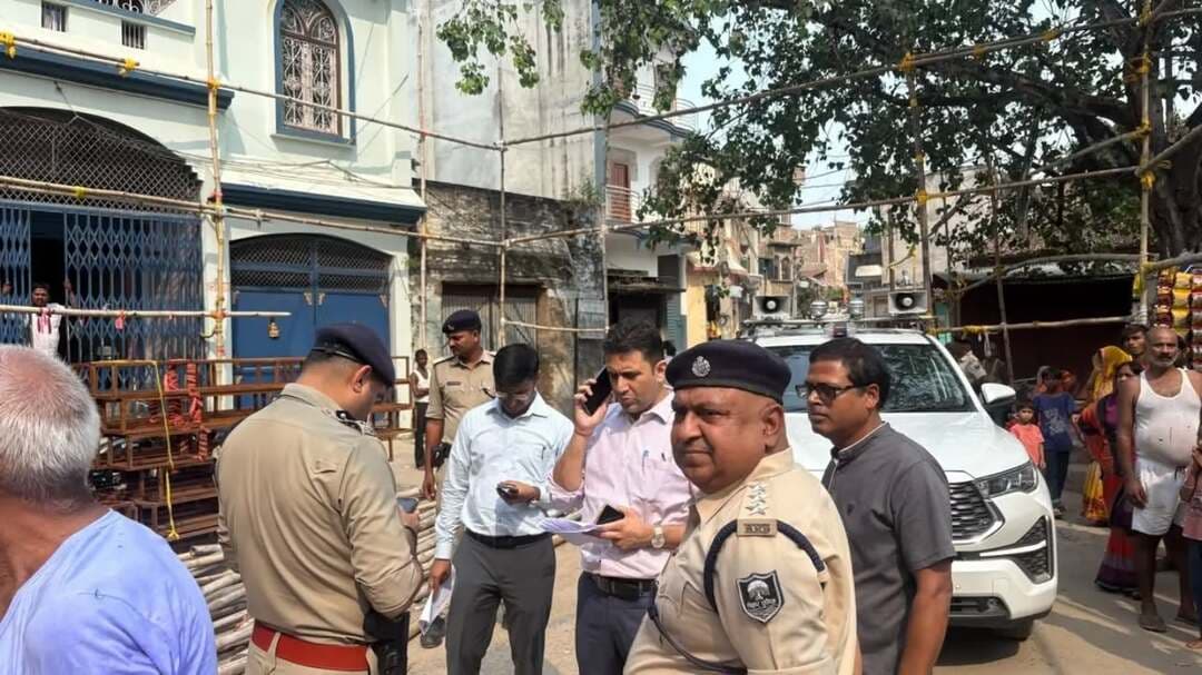 आगामी दुर्गा पूजा के मद्देनजर जिला पदाधिकारी, बेगूसराय श्री रिची पांडेय एवं पुलिस अधीक्षक श्री मनीष ने बलिया बाजार सहित साहेबपुर कमाल प्रखंड के विभिन्न पूजा पंडालों का निरीक्षण कर विधि-व्यवस्था, सुरक्षा, साफ-सफाई, प्रकाश, पेयजल, विद्युत एवं अग्नि सुरक्षा व्यवस्थाओं का जायजा लिया।
इस दौरान संबंधित पदाधिकारियों को श्रद्धालुओं की सुविधा, भीड़ एवं यातायात प्रबंधन तथा आपातकालीन स्थिति में त्वरित कार्रवाई सुनिश्चित करने के निर्देश दिए गए। पूजा समितियों से प्रशासन एवं पुलिस के साथ समन्वय बनाकर शांतिपूर्ण एवं सौहार्दपूर्ण वातावरण में पूजा आयोजन की अपील की गई।
IPRD Bihar
#begusarai
बेगूसराय पुलिस
#cmsamrat