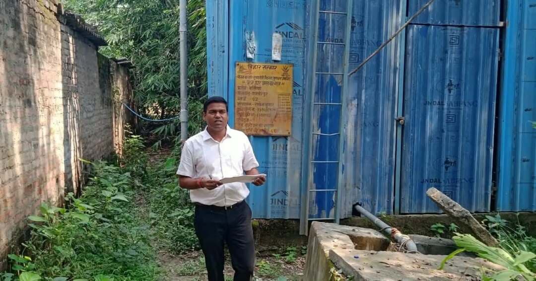बिहार सरकार के निर्देशानुसार बुधवार को बेगूसराय जिले के सभी 18 प्रखंडों की चयनित पंचायतों में प्रशासनिक पदाधिकारियों द्वारा औचक स्थल निरीक्षण किया गया। निरीक्षण के दौरान जन वितरण प्रणाली, हर घर नल का जल, आंगनवाड़ी केंद्र, विद्यालय एवं मध्याह्न भोजन, पंचायत सरकार भवन, आरटीपीएस, जन्म-मृत्यु पंजी तथा सोलर लाइट सहित विभिन्न योजनाओं एवं सेवाओं की जमीनी स्थिति का भौतिक सत्यापन किया गया।
निरीक्षण प्रतिवेदन के आधार पर पाई गई कमियों के निराकरण एवं योजनाओं के पारदर्शी और प्रभावी क्रियान्वयन हेतु आवश्यक सुधारात्मक कार्रवाई की जाएगी।
IPRD Bihar
#begusarai
#samratchoudhary