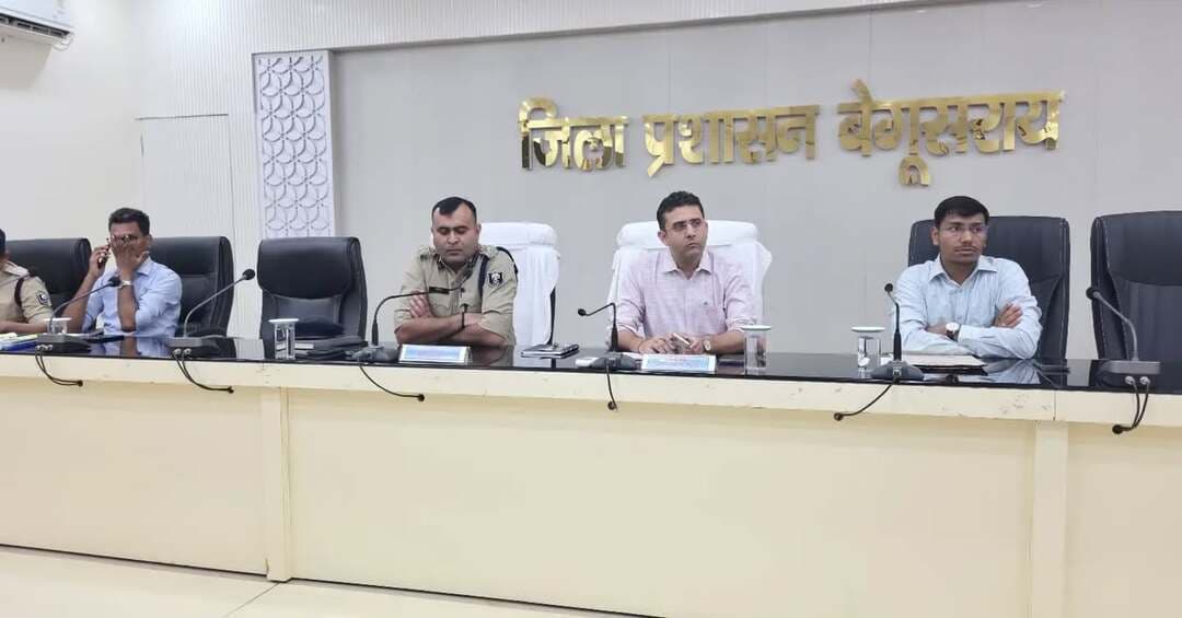 आगामी दुर्गा पूजा को शांतिपूर्ण, सुरक्षित एवं सौहार्दपूर्ण वातावरण में संपन्न कराने के उद्देश्य से जिला स्तरीय शांति समिति की बैठक जिला पदाधिकारी श्री रिची पाण्डेय की अध्यक्षता में कारगिल विजय सभा भवन में आयोजित हुई। बैठक में श्रद्धालुओं की सुविधा, यातायात एवं पार्किंग, साफ-सफाई, विद्युत व्यवस्था, सुरक्षा, विसर्जन घाटों पर बैरिकेडिंग एवं एसडीआरएफ की तैनाती सहित विभिन्न व्यवस्थाओं पर चर्चा की गई।
बैठक में पुलिस अधीक्षक श्री मनीष, अपर समाहर्ता श्री बृज किशोर चौधरी, अनुमंडल पदाधिकारी बेगूसराय श्री अश्विनी कुमार, अनुमंडल पदाधिकारी बलिया श्री अजय यादव सहित सभी अनुमंडल पदाधिकारी, जिला स्तरीय पदाधिकारी एवं शांति समिति के सदस्य उपस्थित थे।
IPRD Bihar
Home Department, Govt. of Bihar
#begusarai
#cmsamrat