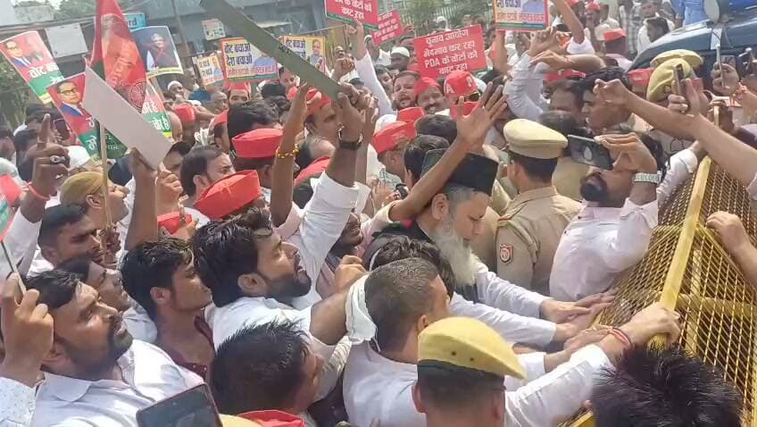 Sambhal मुख्य चुनाव आयोग के ख़िलाफ़ सपाईयों का धरना प्रदर्शन। पैदल मार्च कर किया विरोध प्रदर्शन। लोकतंत्र बचाओ ज्ञानेश को हटाओ ,चुनाव आयोग भेदभाव कर रहा है पीडीए के वोट काट रहा है,वोट चोरी बंद करो के स्लोगन लिखे बैनर लेकर कर रहे प्रदर्शन।बहजोई कलेक्ट्रेट के गेट पर किया प्रदर्शन।