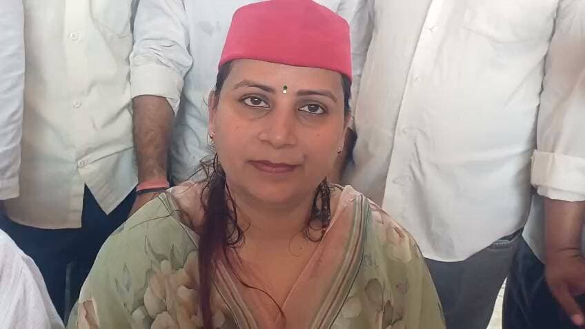संभल
मुख्य चुनाव आयोग के ख़िलाफ़ सपाईयों का धरना प्रदर्शन। पैदल मार्च कर किया विरोध प्रदर्शन। लोकतंत्र बचाओ ज्ञानेश को हटाओ ,चुनाव आयोग भेदभाव कर रहा है पीडीए के वोट काट रहा है,वोट चोरी बंद करो के स्लोगन लिखे बैनर लेकर कर रहे प्रदर्शन।बहजोई कलेक्ट्रेट के गेट पर किया प्रदर्शन।