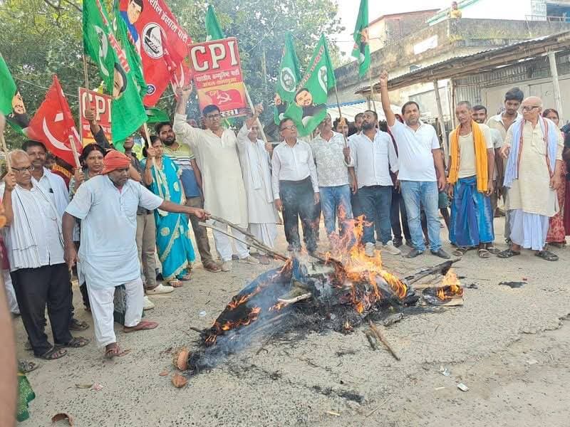 सलखुआ में SIR के विरोध में महागठबंधन का प्रदर्शन, ज्ञानेश कुमार के खिलाफ नारेबाजी
सलखुआ, सहरसा: प्रखंड मुख्यालय सलखुआ में महागठबंधन के नेताओं एवं कार्यकर्ताओं ने SIR (Special Intensive Revision) के विरोध में प्रदर्शन किया। इस दौरान कार्यकर्ताओं ने मुख्य चुनाव आयुक्त ज्ञानेश कुमार के खिलाफ नारेबाजी करते हुए SIR प्रक्रिया को रद्द करने की मांग की।
प्रदर्शन के दौरान कार्यकर्ताओं ने प्रधानमंत्री नरेंद्र मोदी, केंद्रीय गृह मंत्री अमित शाह और मुख्य चुनाव आयुक्त ज्ञानेश कुमार के पुतले का दहन किया। प्रदर्शनकारियों ने संबंधित पदाधिकारियों से इस्तीफे की मांग भी उठाई।
कार्यकर्ताओं ने कहा कि उनका विरोध SIR प्रक्रिया को लेकर है और वे देश में संविधान एवं लोकतांत्रिक व्यवस्था की रक्षा के पक्ष में हैं। इस दौरान भारत के संविधान और लोकतंत्र के प्रति अपनी प्रतिबद्धता बनाए रखने का संकल्प लिया गया। प्रदर्शन में महागठबंधन से जुड़े विभिन्न दलों के स्थानीय नेता एवं कार्यकर्ता मौजूद रहे।
#Saharsa #Salkhua #SIR #BiharPolitics #Mahagathbandhan #GyaneshKumar #TejashwiYadav #MukeshSahani #VIP #BiharNews #कोसीसमाचार