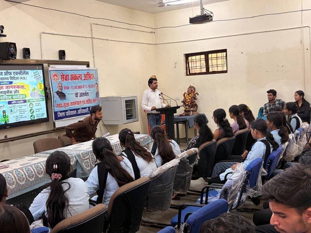 सेवा संकल्प अभियान के तहत सड़क सुरक्षा जागरूकता एवं लर्निंग लाइसेंस शिविर आयोजित
..
प्रधानमंत्री कॉलेज ऑफ एक्सीलेंस शासकीय महाविद्यालय विदिशा में छात्र-छात्राओं एवं अन्य लाभार्थियों को यातायात नियमों की दी जानकारी, लगभग 80 ने लिया लाभ
..
सेवा संकल्प अभियान के अंतर्गत जिला परिवहन कार्यालय द्वारा सड़क सुरक्षा के प्रति आमजन में जागरूकता बढ़ाने तथा परिवहन संबंधी सेवाओं को सरल एवं सुलभ बनाने के उद्देश्य से 07 अक्टूबर को प्रधानमंत्री कॉलेज ऑफ एक्सीलेंस शासकीय महाविद्यालय विदिशा परिसर में सड़क सुरक्षा जागरूकता एवं लर्निंग लाइसेंस शिविर आयोजित किए गए। शिविर में जिला परिवहन कार्यालय के अधिकारियों एवं कर्मचारियों द्वारा उपस्थित छात्र-छात्राओं एवं अन्य लाभार्थियों को सड़क सुरक्षा के महत्व तथा यातायात नियमों के पालन के संबंध में विस्तार से जानकारी दी गई। इस दौरान सड़क दुर्घटनाओं की रोकथाम, सुरक्षित वाहन संचालन तथा यातायात व्यवस्था को बेहतर बनाने में प्रत्येक नागरिक की भूमिका के बारे में प्रतिभागियों को जागरूक किया गया।
शिविर में विशेष रूप से वाहन चलाते समय यातायात नियमों का अनिवार्य रूप से पालन करने, दोपहिया वाहन चालकों एवं सवारों द्वारा हेलमेट का उपयोग करने तथा चार पहिया वाहन में सीट बेल्ट लगाने की आवश्यकता बताई गई। वाहन चलाते समय मोबाइल फोन का उपयोग नहीं करने, निर्धारित गति सीमा का पालन करने तथा सड़क पर अन्य वाहन चालकों और पैदल यात्रियों की सुरक्षा का ध्यान रखने के लिए भी प्रेरित किया गया।
इसके साथ ही लर्निंग लाइसेंस बनवाने की ऑनलाइन प्रक्रिया के संबंध में भी प्रतिभागियों को व्यावहारिक जानकारी दी गई। आवश्यक दस्तावेज, ऑनलाइन आवेदन की प्रक्रिया तथा लर्निंग लाइसेंस प्राप्त करने से संबंधित विभिन्न चरणों को सरल तरीके से समझाया गया, ताकि आवेदकों को परिवहन संबंधी सेवाओं का लाभ लेने में किसी प्रकार की कठिनाई न हो।
आयोजित दोनों शिविरों में लगभग 80 लाभार्थियों ने सहभागिता करते हुए सड़क सुरक्षा संबंधी प्रशिक्षण एवं मार्गदर्शन प्राप्त किया तथा लर्निंग लाइसेंस की सुविधा का लाभ लिया। जिला परिवहन कार्यालय द्वारा सेवा संकल्प अभियान के अंतर्गत आयोजित इन शिविरों के माध्यम से एक ओर जहां नागरिकों को सड़क सुरक्षा एवं यातायात नियमों के प्रति जागरूक किया जा रहा है, वहीं दूसरी ओर परिवहन विभाग से संबंधित सेवाओं को नागरिकों के लिए सहज, सरल एवं सुलभ बनाने का प्रयास किया जा रहा है। सड़क सुरक्षा के प्रति सामूहिक जागरूकता और जिम्मेदार यातायात व्यवहार से सड़क दुर्घटनाओं में कमी लाने तथा सुरक्षित यातायात व्यवस्था स्थापित करने में महत्वपूर्ण योगदान दिया जा सकता है। #vidisha