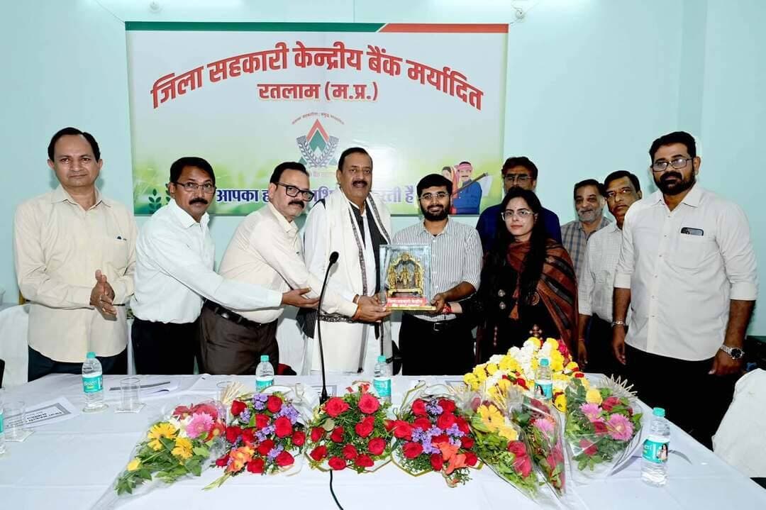 किसानों को ऋण वितरण व रासायनिक उर्वरक के वितरण में किसी प्रकार की कठिनाई ना हो:- अपेक्स बैंक भोपाल के प्रशासक श्री यादव
सहकारी केन्द्रीय बैंक मर्यादित, रतलाम में समीक्षा बैठक ली
अपेक्स बैंक भोपाल के प्रशासक श्री महेन्द्रसिंह यादव के प्रथम नगर आगमन के पश्चात् जिला सहकारी केन्द्रीय बैंक मर्यादित, रतलाम में समीक्षा बैठक ली गई। जिसमें जिले की समस्त शाखाओं एवं समितियों के कर्मचारी उपस्थित हुए।
#jansampark #ratlam
#MadhyaPradesh