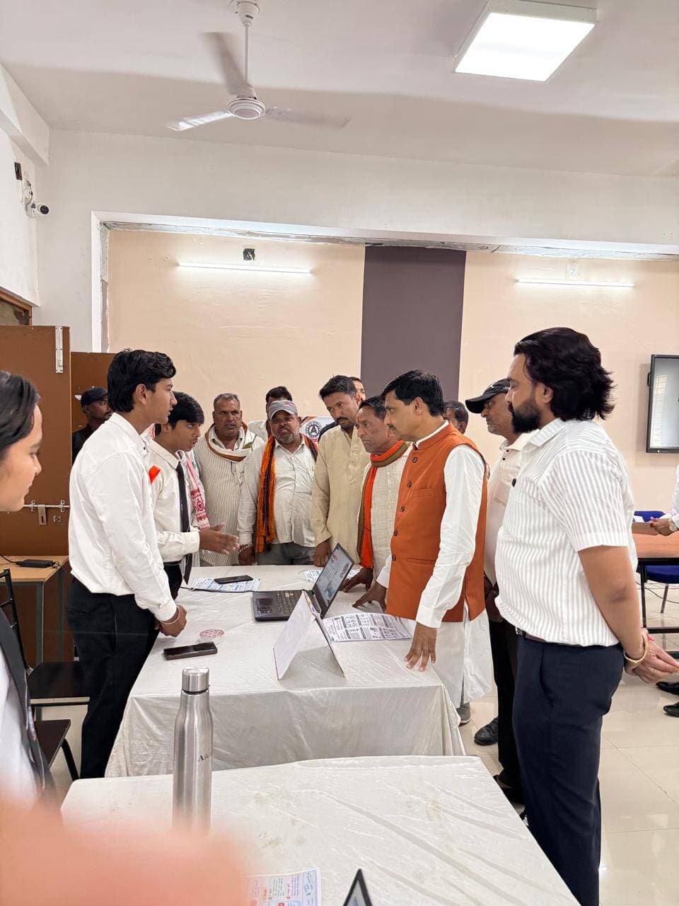 सेवा संकल्प अभियान के तहत
आगर में 'सेवा फर्स्ट राष्ट्रीय इनोवेशन चैलेंज' आयोजित
विद्यार्थियों ने दिखाया नवाचार
कलेक्टर डॉ शेर सिंह मीना के निर्देशन में स्थानीय शासकीय पॉलीटेक्निक कॉलेज में सेवा संकल्प अभियान के तहत सेवा फर्स्ट राष्ट्रीय इनोवेशन चैलेंज 2026 का जिला स्तरीय कार्यक्रम बुधवार को आयोजित किया गया ।
कार्यक्रम में मुख्य अतिथि के रूप में आगर विधायक श्री मधु गहलोत, जिला पंचायत अध्यक्ष प्रतिनिधि श्री भेरूसिंह चौहान, श्री मयंक राजपूत एवं श्री मेहरबान सिंह सिसोदिया उपस्थित थे। इस अवसर पर महाप्रबंधक उद्योग श्री संजीव पाटिल, जिला रोजगार अधिकारी, उप संचालक उद्यानिकी श्री अर्जुन सिंह राजपूत सहित विभिन्न विभागों के अधिकारी उपस्थित थे।
कार्यक्रम में निर्णायक दल के रूप में महाप्रबंधक, उद्योग श्री राणा, पी.जी. कॉलेज के प्राध्यापक डॉ. सोनम डावर एवं सांदीपनी विद्यालय के प्राचार्य श्री संजीव उपाध्याय ने प्रतिभागियों के नवाचारों का मूल्यांकन किया कार्यक्रम का संचालन श्री अंकित गौड़ ने किया।
स्टार्टअप सेल, भोपाल के सहायक प्रबंधक श्री पुष्पराज ने प्रतिभागियों को स्टार्टअप एवं नवाचार से संबंधित जानकारी। कार्यक्रम में जिले के विभिन्न विभागों के प्रतिनिधि, इनक्यूबेटर, स्टार्टअप लीडर, इनोवेटर्स, उद्यमी तथा विभिन्न विद्यालयों के विद्यार्थी उपस्थित थे ।
प्रतियोगिता परिणाम
कबाड़ से जुगाड़ प्रतियोगिता में प्रथम पुरस्कार शासकीय पॉलीटेक्निक महाविद्यालय, के संदीप राठौर एवं विशाल भिलाला तथा द्वितीय पुरस्कार वेदांत मालवीय, कपिल मोदी एवं ओमप्रकाश प्रजापति ने प्राप्त किया।
मॉडल प्रतियोगिता में क्लीन टेक्नोलॉजी मॉडल हेतु प्रथम पुरस्कार पॉलीटेक्निक कॉलेज के दीपेश वर्मा एवं तोहित अंसारी ने तथा द्वितीय पुरस्कार सांदीपनी विद्यालय, सुसनेर के बबलू राठी एवं अशोक सुर्यवंशी ने प्राप्त किया। स्टार्टअप एवं इनोवेशन प्रतियोगिता में प्रथम पुरस्कार श्री वैष्णव विद्यापीठ के राघव भंडारी एवं राज साहू ने तथा द्वितीय पुरस्कार नित्या दीक्षित एवं प्रियांशी परमार तथा आदित्य आर्य एवं अनिल दांगी ने प्राप्त किया।
CM Madhya Pradesh
Jansampark Madhya Pradesh
Directorate of Technical Education, Madhya Pradesh
#सेवा_संकल्प_अभियान #SevaSankalpAbhiyan
#agarmalwa
#आगरमालवा