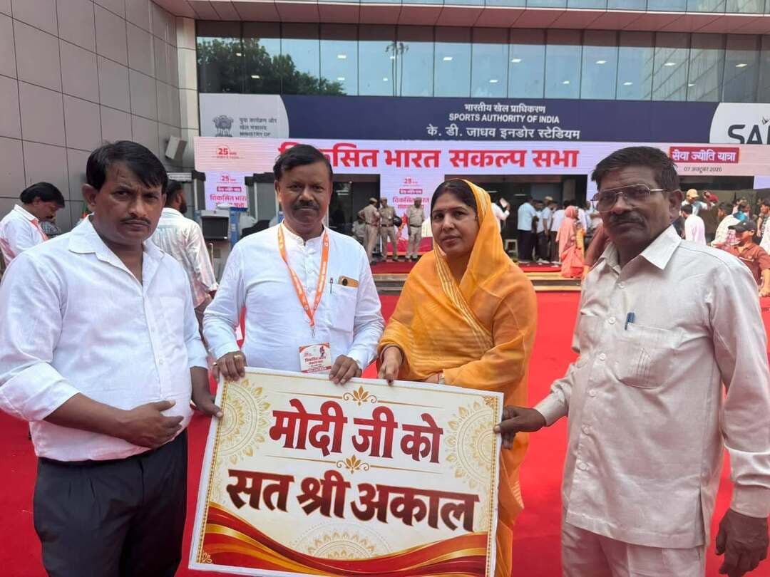 #भरतपुर। प्रधानमंत्री नरेंद्र मोदी के सार्वजनिक जीवन के 25 साल पूरे होने के अवसर पर दिल्ली में 'विकसित भारत संकल्प सभा' और 'सेवा ज्योति यात्रा' का शुभारंभ हुआ। इस कार्यक्रम में भरतपुर लोकसभा क्षेत्र का प्रतिनिधित्व करते हुए पूर्व सांसद रंजीता कोली शामिल हुईं। प्रधानमंत्री मोदी ने अपनी इस यात्रा के दौरान 2047 तक भारत को विकसित राष्ट्र बनाने का संकल्प दोहराया। समारोह के दौरान रंजीता कोली ने कहा कि प्रधानमंत्री का पूरा जीवन सेवा और समर्पण का प्रतीक रहा है। उन्होंने बताया कि इस अभियान के माध्यम से भरतपुर के गांव-गांव तक सेवा, स्वच्छता और जनभागीदारी का संदेश पहुंचाया जाएगा। कार्यक्रम में भरतपुर से बड़ी संख्या में कार्यकर्ता पहुंचे, जहां पूर्व सांसद ने भाजपा के राष्ट्रीय अध्यक्ष नितिन नवीन, दिल्ली की मुख्यमंत्री रेखा गुप्ता और राजस्थान के सह-प्रभारी कुलजीत चहल से भी मुलाकात की।