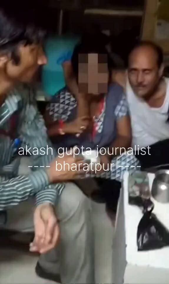 खुद को डिजिटल मीडिया जर्नलिस्ट कहने वाली एक महिला का वीडियो वायरल हुआ है.. वायरल वीडियो में महिला कह रही है कि मैंने सर से 25,000 रुपए लिए है.. इस दौरान वहां मौजूद एक व्यक्ति महिला से अश्लिल हरकत करता नजर आ रहा है, लेकिन महिला फिर भी हंसती नजर आ रही है.. वीडियो में एक अन्य व्यक्ति भी पास में बैठा है, जबकि एक युवती भी वीडियो में पापा बोलती सुनाई दे रही है.. महिला पर पत्रकार बनकर लोगों से रुपए ऐंठने के आरोप लगाए जा रहे है.. बताया जा रहा है कि एक फोटो स्टूडियो संचालक ने महिला के खिलाफ मथुरा गेट थाने में 27,000 रुपए नहीं लौटाने को लेकर तहरीर भी दी है..