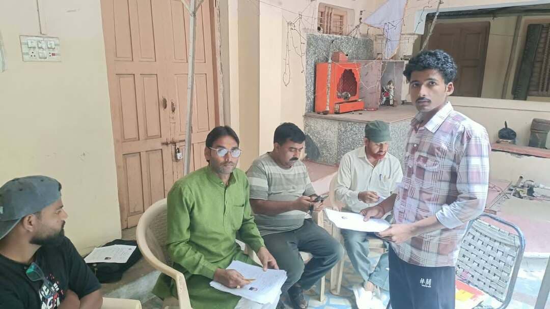 मतदाता सूची में पात्र मतदाताओं के नाम जोड़ने मतदान केंद्रों पर विशेष कैंप आयोजित
मुख्य निर्वाचन पदाधिकारी मध्यप्रदेश श्री संजीव कुमार झा के निर्देशानुसार जिले में आज 7 अक्टूबर को विभिन्न मतदान केंद्रों पर पात्र मतदाताओं के नाम मतदाता सूची में जोड़ने के लिए विशेष कैंप आयोजित किए गए।
विशेष कैंप के दौरान मतदान केंद्रों पर बीएलओ द्वारा पात्र नागरिकों से मतदाता सूची में नाम जोड़ने के लिए फॉर्म-6 प्राप्त किए गए। इस दौरान विशेष रूप से उन युवाओं से आवेदन लिए गए, जिन्होंने 1 अक्टूबर 2026 को 18 वर्ष की आयु पूर्ण कर ली है। साथ ही, 1 जनवरी 2027 को 18 वर्ष की आयु पूर्ण करने वाले युवाओं से भी अग्रिम रूप से फॉर्म-6 जमा कराए गए।
फॉर्म-6 के साथ किसी भी मतदाता से पृथक घोषणा-पत्र नहीं लिया गया। मतदान केंद्रों पर उपस्थित बीएलओ द्वारा पात्र मतदाताओं को मतदाता सूची में नाम जुड़वाने की प्रक्रिया की जानकारी भी दी गई।
मतदाताओं को ऑनलाइन आवेदन की सुविधा के संबंध में भी जानकारी दी गई। पात्र नागरिक voters.eci.gov.in अथवा Voter Helpline मोबाइल एप के माध्यम से ऑनलाइन आवेदन कर सकते हैं।
जिले में आगामी 8 एवं 9 अक्टूबर को भी विशेष कैंप आयोजित किए जाएंगे। जिला निर्वाचन कार्यालय द्वारा पात्र नागरिकों, विशेषकर युवा मतदाताओं से इन कैंपों में पहुंचकर मतदाता सूची में अपना नाम जुड़वाने की अपील की गई है।
Election Commission of India
Chief Electoral Officer Madhya Pradesh
Jansampark Madhya Pradesh
#datia #JansamparkMP #दतिया #MadhyaPradesh