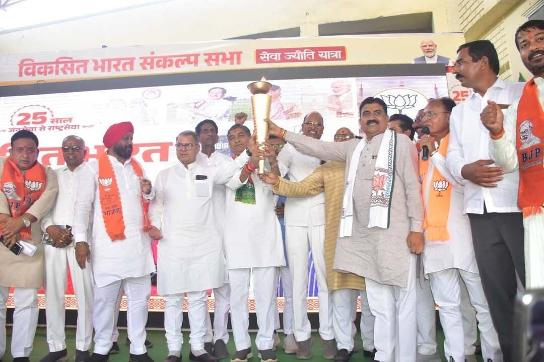 सेवा संकल्प अभियान
सेवा ज्योति यात्रा आयोजित की गई
सेवा संकल्प सभा में प्रधानमंत्री श्री मोदी का उद्बोधन देखा सुना गया
#सेवा_संकल्प_अभियान के अंतर्गत मंदसौर जिले में #सेवा_ज्योति_यात्राएं 7 अक्टूबर को आयोजित की गई। विभिन्न मार्गो से होकर सेवा ज्योति यात्राएं जिला मुख्यालय कार्यक्रम स्थल पर पहुंची । जहां पर सेवा संकल्प सभा आयोजित हुई। इस अवसर पर प्रधानमंत्री श्री नरेंद्र मोदी के उद्बोधन का लाइव प्रसारण देखा सुना गया। इसके पश्चात सेवा ज्योति यात्राऐ विभिन्न विधानसभा क्षेत्र की ओर रवाना हुई।
सेवा ज्योति यात्रा के दौरान जिला जनसंपर्क विभाग द्वारा विकास पुस्तिकाओं का वितरण भी किया गया। इस दौरान शासन की योजनाओं की जानकारी दी गई।
इस अवसर पर श्री सुरेश आर्य, गरोठ विधायक श्री चंदरसिंह सिसौदिया, सुवासरा विधायक श्री हरदीप सिंह डंग, जिला योजना समिति सदस्य श्री राजेश दीक्षित, जिला पंचायत अध्यक्ष श्रीमती दुर्गा विजय पाटीदार, श्री यशपाल सिंह सिसौदिया, जिला पंचायत उपाध्यक्ष श्रीमती मनुप्रिया यादव, नगर पालिका अध्यक्ष श्रीमती रमादेवी गुर्जर, कलेक्टर श्री दिव्यांक सिंह, पूर्व विधायक देवीलाल धाकड़, श्री राधेश्याम पाटीदार, श्रीमती प्रियंका मुकेश गिरी गोस्वामी, श्री मदनलाल राठौर, श्री नानालाल अटोलिया, श्री धीरज पाटीदार, श्री मुकेश काला, आदि उपस्थित थे।
#Mandsaur
#मंदसौर