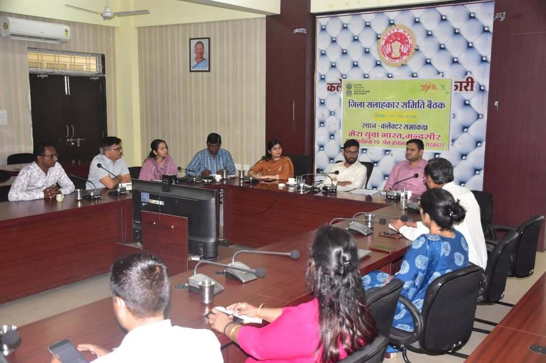 माय भारत केन्द्र के तत्वाधान में जिले के युवा वॉलिंटियर्स की टीम तैयार की जाएगी
वॉलिंटियर्स विभिन्न सामाजिक एवं सेवा क्षेत्र में अपना योगदान देंगे
वॉलिंटियर्स को प्रशिक्षित किया जाएगा
जिला सलाहकार समिति की बैठक में कलेक्टर श्री दिव्यांक सिंह द्वारा समीक्षा की गई
माय भारत केन्द्र की जिला सलाहकार समिति की बैठक बुधवार को संपन्न हुई। कलेक्टर कार्यालय सभा कक्ष में आयोजित बैठक में अध्यक्षता करते हुए कलेक्टर श्री दिव्यांक सिंह ने निर्देशित किया कि माय भारत केन्द्र के तत्वावधान में जिले के युवाओं की वॉलिंटियर्स टीम तैयार की जाएगी वॉलिंटियर्स विभिन्न सामाजिक एवं सेवा क्षेत्र में नियमित रूप से अपना योगदान देंगे वॉलिंटियर्स को प्रशिक्षण दिलवाया जाएगा।
बैठक में कलेक्टर कहा कि वॉलिंटियर्स की टीम द्वारा जिले में शामिल युवाओं को विभिन्न क्षेत्रों में कार्य करने के लिए प्रेरित तथा प्रशिक्षित किया जाएगा। युवा वॉलिंटियर्स काउंसलिंग से लेकर रेस्क्यू रिलीफ, नशा मुक्ति, विभिन्न शासकीय अभियानों, खेल गतिविधियों, कार्यशालाओं, आईईसी तथा विभिन्न इवेंट्स गतिविधियों में अपना योगदान देंगे वॉलिंटियर्स ऑन कॉल रहेंगे।
कलेक्टर ने निर्देश दिए कि वॉलिंटियर्स के लिए केप टी-शर्ट भी डिजाइन की जाएगी वॉलिंटियर्स टीम के लिए स्कूल कॉलेजों तथा अन्य स्थानों से युवाओं का डाटाबेस तैयार किया जाएगा। कलेक्टर ने माय भारत केन्द्र को कार्यक्रमों गतिविधियों के लिए कार्य योजना तैयार करने के निर्देश दिए। वॉलिंटियर्स की टीम तैयार करके उनको ग्रुप वार गतिविधियों हेतु संगठित किया जाएगा प्रत्येक सेक्टर के लिए एक नोडल रहेगा वॉलिंटियर्स को पंजीकृत करने के लिए रजिस्ट्रेशन ड्राइव संचालित की जाएगी।
कलेक्टर ने कहा कि आगामी 15 अक्टूबर को वॉलिंटियर्स की बैठक आयोजित होगी। बैठक में उपस्थित सदस्यों द्वारा भी अपने सुझाव प्रस्तुत किए गए। प्रारंभ में माय भारत केन्द्र की जिला युवा अधिकारी सुश्री मुस्कान जैन ने माय भारत द्वारा किए जा रहे कार्यों गतिविधियों से अवगत कराया।
#Mandsaur
#मंदसौर