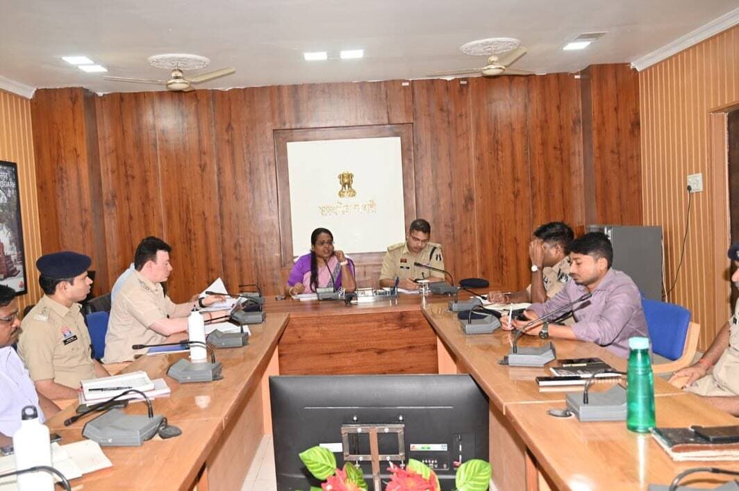 कलेक्टर श्रीमती तुलिका प्रजापति एवं पुलिस अधीक्षक श्री जितेन्द्र कुमार यादव ने जिले की कानून व्यवस्था की समीक्षा कर संवेदनशील ग्राम, शहर एवं अन्य स्थानों को चिन्हित कर सतत निगरानी एवं आवश्यक सुरक्षा व्यवस्था सुनिश्चित करने के निर्देश दिए।
बैठक में ब्लैक एवं ग्रे स्पॉट चिन्हित कर दुर्घटनाओं की रोकथाम के लिए कार्ययोजना बनाने, राहवीर योजना का प्रचार-प्रसार तथा दुर्घटना में घायलों को तत्काल एंबुलेंस एवं उपचार की सुविधा उपलब्ध कराने के निर्देश दिए गए।
#LawAndOrder #RoadSafety #RahveerYojana #PublicSafety #Kabirdom