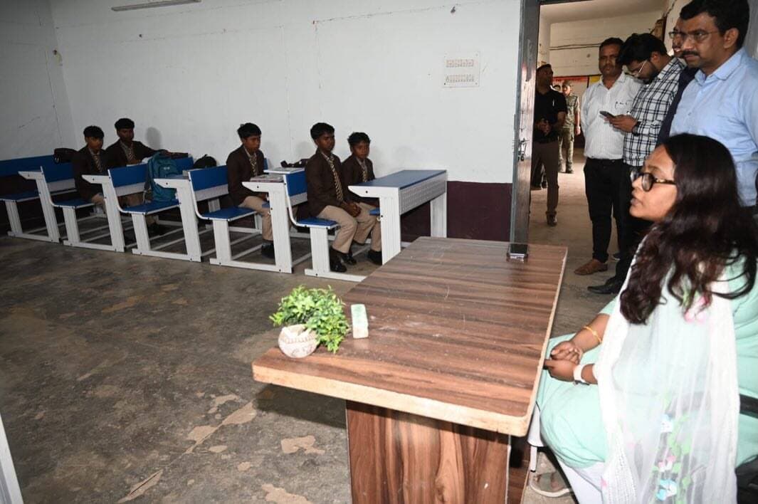 कलेक्टर श्रीमती तुलिका प्रजापति ने पोलमी के विशेष पिछड़ी जनजाति बैगा आवासीय विद्यालय में छात्राओं से संवाद कर पढ़ाई, रुचि एवं भविष्य के सपनों की जानकारी ली। उन्होंने मेहनत, अनुशासन और सही मार्गदर्शन से लक्ष्य हासिल करने के लिए प्रेरित किया।
कलेक्टर ने छात्राओं की रुचि के अनुसार नियमित करियर काउंसलिंग कराने के निर्देश दिए। निरीक्षण के दौरान छात्रावास, भोजन एवं रसोई व्यवस्था का जायजा लेकर आवश्यक सुविधाएं बेहतर करने के निर्देश दिए।
#CareerGuidance #BaigaStudents #Education #Janseva #Kabirdom