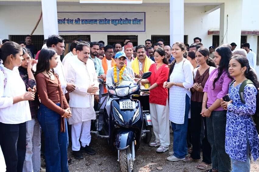 उप मुख्यमंत्री एवं कवर्धा विधायक श्री विजय शर्मा ने ग्राम छांटा निवासी दिव्यांग श्री महेश कुमार पटेल को सहायक उपकरणयुक्त स्कूटी प्रदान की। स्कूटी मिलने से आवागमन में सुविधा के साथ स्वरोजगार की दिशा में आगे बढ़ने का अवसर मिला।
पीजी कॉलेज की छात्राओं ने उन्हें स्कूटी की चाबी सौंपकर चलाने का अभ्यास कराया। उप मुख्यमंत्री श्री विजय शर्मा की पहल से अब तक 100 से अधिक दिव्यांगजनों को सहायक उपकरणयुक्त स्कूटी प्रदान की जा चुकी है।
#DivyangSashaktikaran #Atmanirbhar #Janseva #SahayakUpkaran #Kabirdom