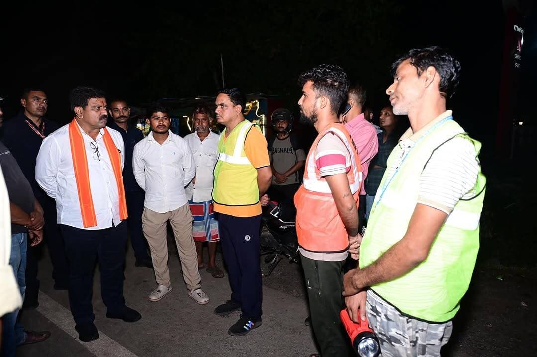 कवर्धा-बेमेतरा मार्ग पर सड़क के बीच पशुओं को देखकर उप मुख्यमंत्री एवं कवर्धा विधायक श्री विजय शर्मा ने नाराजगी जताई। उन्होंने हाइवे पेट्रोलिंग वाहन को मौके पर बुलाकर पशु रेस्क्यू एवं नियमित निरीक्षण की जानकारी ली।
उप मुख्यमंत्री श्री शर्मा ने हाइवे पर नियमित पेट्रोलिंग और सड़क पर मिले पशुओं को तत्काल सुरक्षित स्थान पर पहुंचाने के निर्देश दिए। लापरवाही पाए जाने पर संबंधित अधिकारियों के विरुद्ध सख्त कार्रवाई की चेतावनी दी।
#RoadSafety #GauSeva #HighwayPatrolling #PublicSafety #Kabirdom