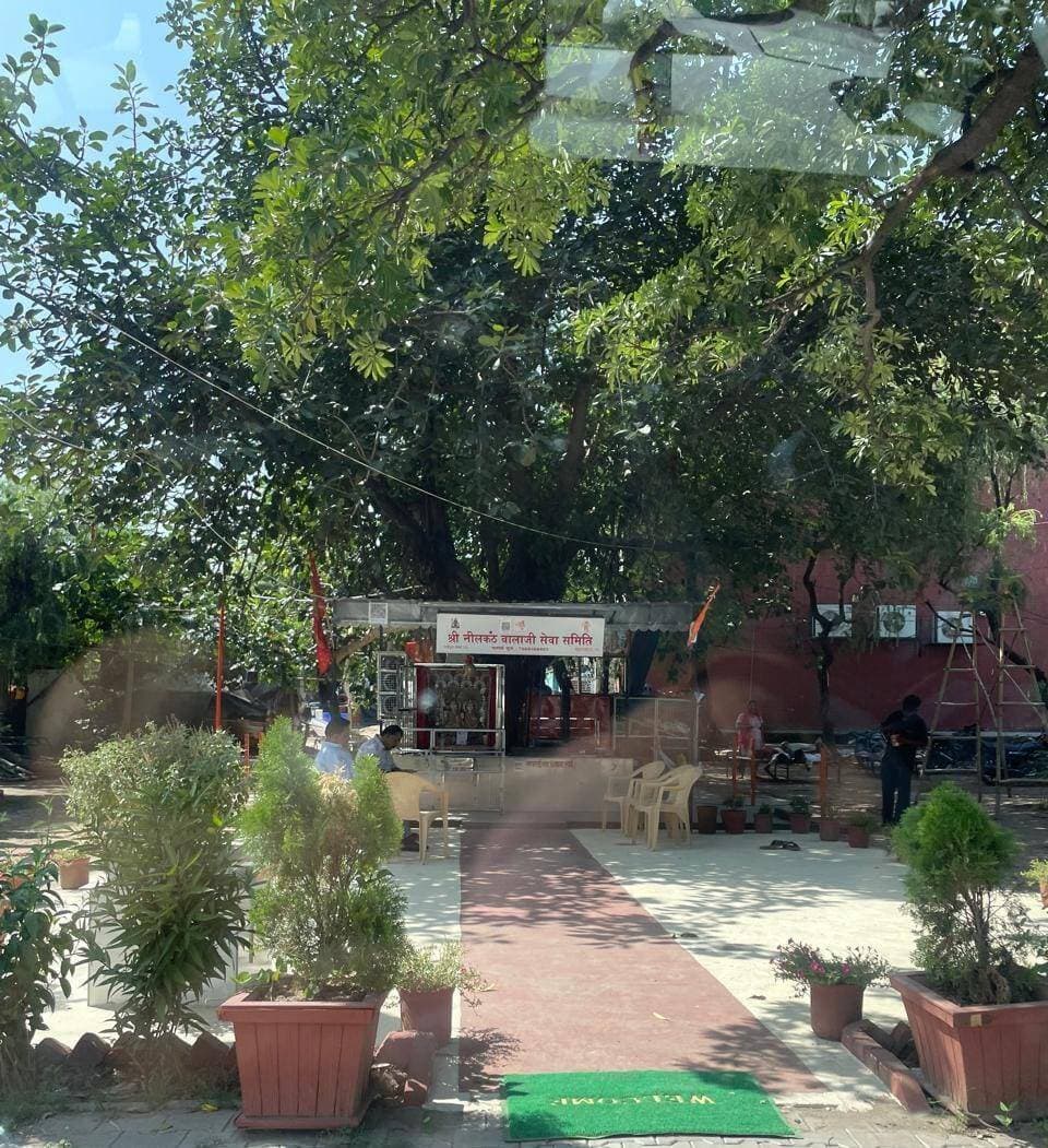प्रदेश सरकार बहरी, प्रशासन अंधा, क़ब्ज़ा धारियों का चल रहा है धंधा- ओ पी सिहाग
धार्मिक आस्था की आड़ में करोडों रुपये की पार्क एवं पार्किंग की सरकारी जमीन पर सरे आम क़ब्ज़ा।
अगर भंडारा लगाकर गरीबों का पेट भरना है तथा पुनः कमाना है तो सेक्टर 17 लेबर चौक पर रोजाना भंडारा लगाओ।
पंचकूला,7 अक्तूबर : जननायक जनता पार्टी के जिला अध्यक्ष ओ पी सिहाग ने कहा कि पंचकूला का शहीद भगत सिंह चौक ( सेक्टर 11, सेक्टर 14 , सेक्टर 10 एवं सेक्टर 15 का चौक ) पूरे शहर का सबसे व्यस्त चौक है। इस चौक से हज़ारों वाहन हर रोज गुजरते हैं। ओ पी सिहाग ने कहा कि प्लानिंग के तहत तत्कालीन विभाग हरियाणा अर्बन डेवलपमेंट ऑथोरिटी ने इस चौक के साथ लगते सेक्टर 11 एवं सेक्टर 14 की साइट पर बड़े शोरूम वाली मार्केट डिवेलप करने का फैसला लिया था तथा चौक के पास दोनों सेक्टरो में आधा आधा एकड़ जमीन को पार्क डेवलप करने के लिए छोड़ दिया। तत्कालीन हुडा विभाग ने काफी सालों तक दोनों सेक्टरो की इस जगह पर पार्क बनाया भी तथा उसका रख-रखाव भी किया। सिहाग ने कहा कि जब सेक्टर 11 की मुख्य मार्केट में पार्किंग की समस्या आने लगी तब कुछ वर्षो पहले सेक्टर 11 की साइड के पार्क की जगह पक्की पार्किंग बना दी। सेक्टर 14 की तरफ का पूरे एरिया में पार्क ही बना रहा।
जजपा ज़िला अध्यक्ष ओ पी सिहाग ने कहा पिछले कुछ सालों से सेक्टर 11 में चौक की तरफ बनाई गई नई पार्किंग में कुछ लोग हर मंगलवार को भंडारा/लंगर लगाने लगे। उन लोगों पिछले 3-4 सालों में धीरे-धीरे उस पार्किंग में एक मन्दिर का निर्माण कर लिया तथा उसका आकार भी बढ़ा लिया। अब उन लोगों ने एक कमेटी बनाकर वहां पर पूजा पाठ शुरू करने के साथ भंडारा भी सप्ताह में दो तीन बार लगाना शुरू दिया है तथा पार्किंग की जगह को और ज्यादा कब्जाने का काम शुरू कर दिया है।
जजपा ज़िला अध्यक्ष सिहाग ने कहा कि इसी प्रकार चौक के साथ लगते सेक्टर 14 के पार्क में भी कुछ दूसरे लोगों ने पेड़ के पास पहले 4-5 ईंटों का छोटा सा मन्दिर बनाया अब उन्होंने भी इस पार्क की सरकारी जमीन पर मन्दिर को बढ़ाते बढ़ाते बड़ा बना लिया है तथा काफी जगह को घेर लिया है। इन दोनों अवैध कब्जा वाले स्थानो पर कब्जा धारियों ने अलग अलग देवी देवताओं की मूर्तियां भी स्थापित कर दी है तथा सुबह शाम पूजा का कार्य शुरू कर दिया है।
जजपा ज़िला अध्यक्ष ओ पी सिहाग ने कहा कि इस चौक पर जब इन कमेटियों द्वारा भंडारा या अन्य धार्मिक कार्यक्रमों का आयोजन किया जाता है तो पहले से ही भारी ट्रैफ़िक की मार झेल रहे इस चौक पर बड़ा भारी जाम लग जाता है।
ओ पी सिहाग ने कहा कि सबंधित विभाग के बड़े छोटे अधिकारी इस चौक से रोजाना गुजरते हैं परंतु लगता है उन्होंने अपनी आँखों पर पट्टी बाँध रखी है उनको लगातर करोडों रुपये की सरकारी जमीन पर हो रहे कब्जे बिल्कुल ही दिखाई नहीं देते।उन्होंने कहा कि कुछ लोग धर्म की आड़ में एक तो करोडों रुपये की सरकारी जमीन पर कब्जा करने पर लगे हुए हैं दूसरा इनके द्वारा किए जाने वाले आयोजनों से इस चौक से गुजरने वालों हज़ारों लोगों को जाम लगने के कारण बहुत ज्यादा परेशानियों का सामना करना पड़ रहा है। ओ पी सिहाग ने कहा कि देश में हरेक नागरिक को अपने अपने धर्म में आस्था रखने एवं पूजा अर्चना का पूरा अधिकार है परंतु शहर के मुख्य चौराहे पर सरकारी जमीन पर अतिक्रमण करके ऐसा करने का अधिकार किसी को भी नहीं है। उन्होंने जिले के उच्च अधिकारियों, ट्रैफ़िक पुलिस के अधिकारियों एवं संबंधित विभाग हरियाणा शहरी विकास प्राधिकरण के अधिकारियों से अनुरोध किया है कि तुरंत इन दोनों स्थानों पर किए गए कब्जों को हटाकर सरकारी जमीन खाली करवाने का काम करे अगर समय रहते कोई ठोस कदम नहीं उठाया गया तो आने वाले दिनों में दोनों जगहों को कब्जा धारी पूरी तरह अपने घेरे में ले लेंगे।