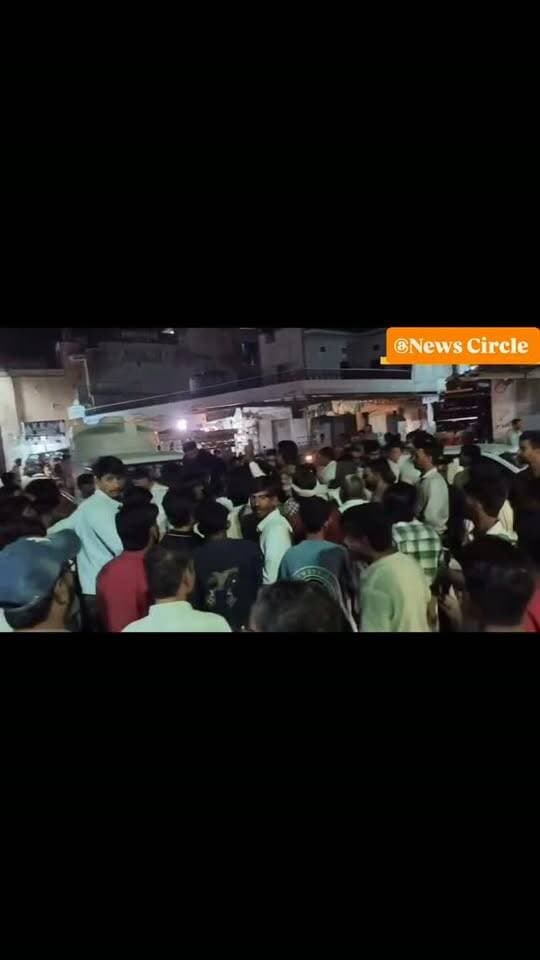 परबतसर मे सरलीकरण यात्रा में चोरों ने साफ किए लोगो के जेब, 30 मोबाइल और लाखों रुपए पार, शहरवासियों की सजगता से दो संदिग्ध चोर पकड़े गए, एक वाहन जब्त, जबकि तीन आरोपी मौके से फरार होने के समाचार, पुलिस थाने के बाहर भीड़ जमा
ईडब्ल्यूएस आरक्षण के सरलीकरण की मांग को लेकर निकली शिव विधायक रविंद्र सिंह भाटी की सरलीकरण यात्रा बनी चोरों का निशाना, 30 मोबाइल व लाखों रुपए चोरी, दो आरोपी पकड़े, वाहन जब्त, तीन चोर अभी भी फरार