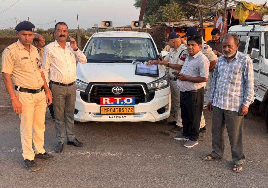 #गुना - बसों की जांच में 5 के चालान, एक बस जप्त
कलेक्टर श्री कन्याल के निर्देश पर परिवहन विभाग ने चलाया जांच अभियान
कलेक्टर श्री किशोर कुमार कन्याल के निर्देशानुसार अतिरिक्त परिवहन अधिकारी श्री विक्रम राठौड़ के मार्गदर्शन में जिले में संचालित बसों का परिवहन विभाग द्वारा निरीक्षण एवं जांच अभियान चलाया गया। इस दौरान बसों के परमिट, बीमा, अग्निशमन यंत्र सहित अन्य आवश्यक दस्तावेजों एवं सुरक्षा व्यवस्थाओं की जांच की गई।
जांच के दौरान कुल 15 बसों को चेक किया गया। नियमों का उल्लंघन पाए जाने पर 5 बसों के चालान बनाए गए तथा उनसे 4,500 रुपये का जुर्माना वसूल किया गया। साथ ही एक बस बिना परमिट एवं बिना बीमा के संचालित पाए जाने पर उसे जप्त कर लिया गया। उक्त बस पर लगभग 67,000 रुपये का अनुमानित जुर्माना प्रस्तावित है। कार्यवाही में परिवहन विभाग से सुशील भार्गव, श्री विवेक दुबे परिवहन, प्रधान आरक्षक श्री के.के द्विवेदी, परिवहन श्री आरक्षक हेमंत रघुवंशी, श्री ध्रुव कुमार मीणा एवं सैनिक श्री इस्तकार अहमद शामिल रहे।
#Guna CM Madhya Pradesh Jansampark Madhya Pradesh Gwalior Commissioner Panchayat, Rural Development and Social Welfare Department of Madhya Pradesh