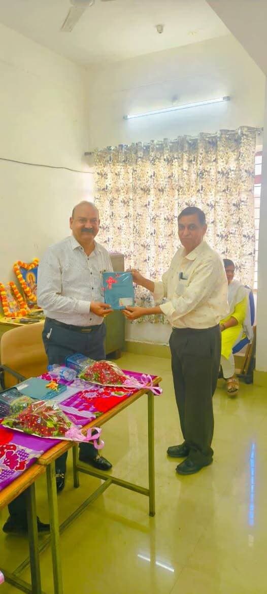 #सेवा_संकल्प_अभियान अंतर्गत पॉलिटेक्निक कॉलेज राघोगढ़ में आयोजित किया गया कैरियर काउंसलिंग कार्यक्रम
सेवा संकल्प अभियान 2026 के अंतर्गत शा. पॉलिटेक्निक कॉलेज राघोगढ़ में कैरियर काउंसलिंग कार्यक्रम के तहत उद्यमिता अभिमुखीकरण कार्यक्रम आयोजन किया गया, जिसका उद्देश्य युवाओं को सार्वजानिक व निजी क्षेत्र में रोजगार अवसर और कौशल की जानकारी देना है.
कार्यक्रम के दौरान श्री.बी.एस.मीना जिला रोज़गार अधिकारी, श्री आर. के.जैन पूर्व प्रबंधक उद्योग विभाग पूर्व निदेशक दूरदर्शन केंद्र श्री एस के सक्सेना द्वारा युवाओं के लिए रोजगार, स्वरोजगार योजनाओं के जानकारी के साथ ही प्रेरित करने वाला सारगर्भित व्याख्यान दिया गया।
श्री एस.के.सक्सेना ने अपने उदबोधन में छात्र छात्राओं को निम्न स्तर से उच्च स्तर तक कैसे पहुँचे पर बहुत रुचिपूर्ण व सारगर्भित रूप से प्रकाश डाला। वहीं श्री आर.के.जैन ने अपने उद्बोधन में बताया कि एमएसएमई योजना का लाभ लेकर अपना स्वयं का स्वरोजगार स्थापित कर सकते हो और दूसरों को भी रोजगार दे सकते हो। यदि आपमें इच्छा शक्ति है तो नए आईडिया के साथ अपना स्टार्टअप भी शुरू कर सकते हो।
इसी क्रम में श्री बी. एस.मीना ने अपने उद्बोधन में कहा पॉलिटेक्निक डिप्लोमाधारी युवाओं के लिए सार्वजनिक क्षेत्र में रोजगार की कमी नहीं है। वह रेलवे, एसएससी के माध्यम से आयोजित होने वाली प्रतियोगिता परीक्षाओं में शामिल होकर स्थाई रोजगार प्राप्त कर सकते हैं। साथ ही BHEL,NTPC,GAIL, सहित केंद्र सरकार के अंडरटेकिंग इंस्टीट्यूटस में स्थाई जॉब पा सकते हैं। इसके अतिरिक्त राज्य सरकार द्वारा भी कर्मचारी चयन मंडल अथवा अन्य माध्यम से जूनियर इंजीनियर पदों की भर्ती की जाती हैं, उसमें पॉलिटेक्निक डिप्लोमाधारी छात्रों को रोजगार की बहुत संभावना है जैसे नगरपालिका, जिला पंचायत, वर्क डिपार्टमेंट में भी संविदा आधार पर जॉब दिया जाता है। आने वाला समय AI,EV, solar panel और ड्रोन के लिए स्किल मेनपावर की डिमांड रहने वाली है। उसी अनुरूप अपने आप को तैयार करें। उन्होंने छात्र छात्राओं को समय का उचित उपयोग करने तथा इलेक्ट्रॉनिक डिवाइस उचित उपयोग करने पर बल दिया। कार्यक्रम के प्रारंभ में प्राचार्य श्री के.आर.डेहरिया तथा आमंत्रित अतिथियों के द्वारा सरस्वती पर माल्यार्पण तथा दीप प्रज्वलित कर किया गया। इसके पश्चात प्रचार्य द्वारा आमंत्रित अतिथियों का पुष्प-गुच्छ देकर सम्मान किया गया।
कार्यक्रम संचालन अजय सैनी द्वारा किया गया।
कार्यक्रम में प्राचार्या,आमंत्रित सम्मानित अतिथि, समस्त स्टाफ़ तथा 200 से अधिक छात्र छात्राएं उपस्थित रहे। कार्यक्रम के अंत में डॉ. राजेन्द दीक्षित ने आमंत्रित अतिथियों का आभार व्यक्त किया गया।
#Guna CM Madhya Pradesh Jansampark Madhya Pradesh Gwalior Commissioner