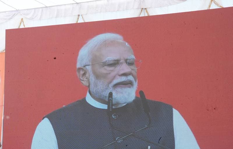 ‘’सेवा ज्योति संकल्प यात्रा’’ के तहत जिला स्तरीय विकसित भारत संकल्प सभा का भव्य आयोजन
प्रधानमंत्री श्री नरेन्द्र मोदी ने वर्चुअली किया संबोधित, विकसित भारत @2047 का दिलाया सामूहिक संकल्प
सेवा संकल्प अभियान अंतर्गत ‘सेवा ज्योति संकल्प यात्रा’ के तहत जिला मुख्यालय गुना में बुधवार को लक्ष्मीगंज में जिला स्तरीय ‘विकसित भारत संकल्प सभा’ का भव्य एवं गरिमामय आयोजन किया गया। कार्यक्रम में प्रधानमंत्री श्री नरेन्द्र मोदी ने प्रातः 9.45 बजे वर्चुअल माध्यम से संबोधित किया। इस अवसर पर विधायक गुना श्री पन्नालाल शाक्य, विधायक चांचौड़ा श्रीमती प्रियंका पेंची, जिला पंचायत अध्यक्ष श्री अरविन्द्र धाकड़, जिलाध्यक्ष श्री धर्मेन्द्र सिकरवार, नगरपालिका अध्यक्ष श्रीमती सविता अरविन्द्र गुप्ता, उपाध्यक्ष श्री धरम सोनी, पूर्व मंत्री श्री महेन्द्र सिंह सिसौदिया, पूर्व विधायक श्री गोपीलाल जाटव, सांसद प्रतिनिधि श्री हरिसिंह यादव, सांसद प्रतिनिधि श्री अशोक शर्मा सहित अन्य जनप्रतिनिधिगण एवं कलेक्टर श्री किशोर कुमार कन्याल, पुलिस अधीक्षक श्रीमती हितिका वासल, मुख्य कार्यपालन अधिकारी जिला पंचायत श्री अभिषेक दुबे सहित समस्त जिलाधिकारी तथा जिले के विभिन्न क्षेत्रों से बड़ी संख्या में नागरिक उपस्थित रहे।
अतिथियों के मंच पर आगमन के पश्चात कार्यक्रम का शुभारंभ हुआ। इसके बाद अतिथियों एवं उपस्थित नागरिकों ने कार्यक्रम में सहभागिता करते हुए सेवा, राष्ट्र निर्माण और विकसित भारत के संकल्प को मजबूत करने का संदेश दिया।
कार्यक्रम में प्रधानमंत्री श्री नरेन्द्र मोदी ने वर्चुअल माध्यम से देशवासियों को संबोधित किया। प्रधानमंत्री श्री मोदी ने ‘विकसित भारत @2047’ के लक्ष्य को प्राप्त करने के लिए देशवासियों से सामूहिक संकल्प लेने का आह्वान किया। कार्यक्रम में उपस्थित नागरिकों ने प्रधानमंत्री श्री मोदी के साथ विकसित भारत के निर्माण में अपनी सक्रिय सहभागिता सुनिश्चित करने का सामूहिक संकल्प लिया।
इस अवसर पर स्थानीय अतिथियों द्वारा सेवा ज्योति प्रज्ज्वलित की गई। सेवा ज्योति के माध्यम से सेवा, समर्पण और राष्ट्र निर्माण की भावना को आगे बढ़ाने का संदेश दिया गया। उपस्थित लोगों ने सेवा भाव के साथ आगे बढ़ने और विकसित भारत के निर्माण में अपनी भूमिका निभाने का आह्वान किया।
कार्यक्रम के पश्चात सेवा ज्योति संकल्प यात्रा लक्ष्मीगंज से प्रारंभ होकर सदर बाजार, निचला बाजार, हाट रोड होते हुए हनुमान चौराहा पहुंची, जहां पदयात्रा का समापन हुआ। सेवा ज्योति संकल्प यात्रा के माध्यम से एकजुट होकर राष्ट्र निर्माण में योगदान देने तथा प्रधानमंत्री श्री नरेन्द्र मोदी के विकसित भारत @2047 के संकल्प को साकार करने का संदेश दिया गया। यात्रा में युवाओं, महिलाओं, सहित जनप्रतिनिधियों, सामाजिक संगठनों, स्वयंसेवी संस्थाओं की सहभागिता रही।
कार्यक्रम के समापन अवसर पर राष्ट्रगान हुआ। जिला स्तरीय कार्यक्रम में प्रशासन द्वारा नागरिकों की सुविधा एवं कार्यक्रम की गरिमा को ध्यान में रखते हुए आवश्यक व्यवस्थाएं सुनिश्चित की गई थीं। कार्यक्रम के दौरान उपस्थित नागरिकों में उत्साह एवं सहभागिता का वातावरण रहा।
इस अवसर पर विभिन्न विभागों द्वारा विकसित पर आधारित प्रदशर्नी लगाई गयी। कार्यक्रम के आरंभ में शासकीय सेवा में उत्कृष्ट कार्य करने वाले जनसंपर्क विभाग के कर्मचारी सहायक ग्रेड 03 श्रीमती अनुराधा एवं सुनील साहू एवं अन्य को भी सम्मानित किया गया।
#Guna PMO India CM Madhya Pradesh Dr Mohan Yadav Jansampark Madhya Pradesh Gwalior Commissioner Panchayat, Rural Development and Social Welfare Department of Madhya Pradesh