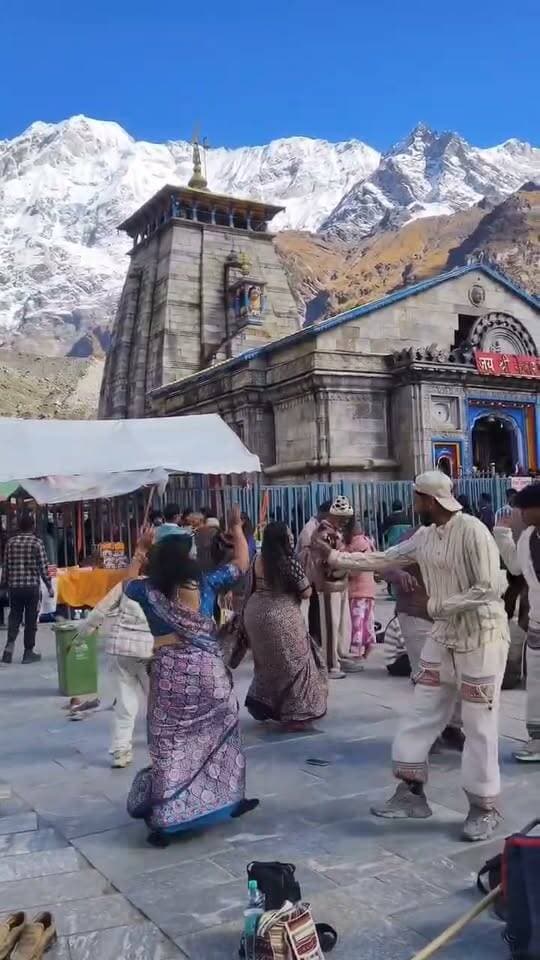 🚨केदारनाथ मंदिर के सामने बन रही रील का वीडियो वायरल!
विश्व प्रसिद्ध केदारनाथ धाम में मंदिर के ठीक सामने रील बनाए जाने का वीडियो सोशल मीडिया पर वायरल हो रहा है। वीडियो सामने आने के बाद मंदिर परिसर में बीकेटीसी की गाइडलाइन और व्यवस्थाओं की निगरानी पर सवाल खड़े हो रहे हैं।
❓क्या मंदिर परिसर में रील बनाने पर रोक के बावजूद इस तरह की गतिविधियां जारी हैं?
❓श्रद्धालुओं की आस्था और मंदिर की मर्यादा बनाए रखने के लिए जिम्मेदार तंत्र की निगरानी कहां है?
वीडियो वायरल होने के बाद अब देखना होगा कि बीकेटीसी और प्रशासन इस मामले में क्या कार्रवाई करता है।
#Kedarnath #KedarnathDham #KedarnathTemple #ViralVideo #Reel #BKTC #Rudraprayag #Uttarakhand #CharDhamYatra